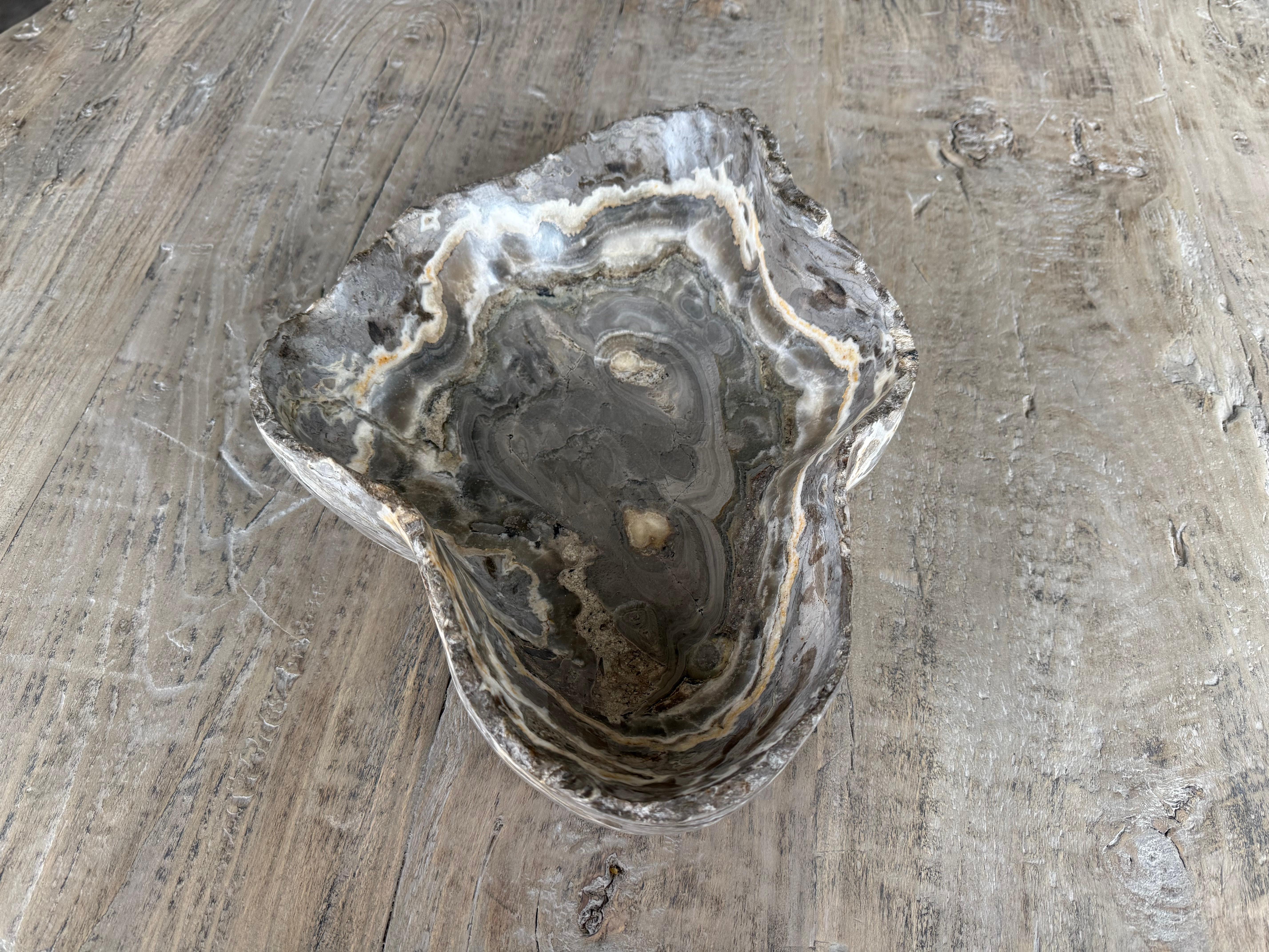 Autre Exclusive Hand-cut marble bowl en vente