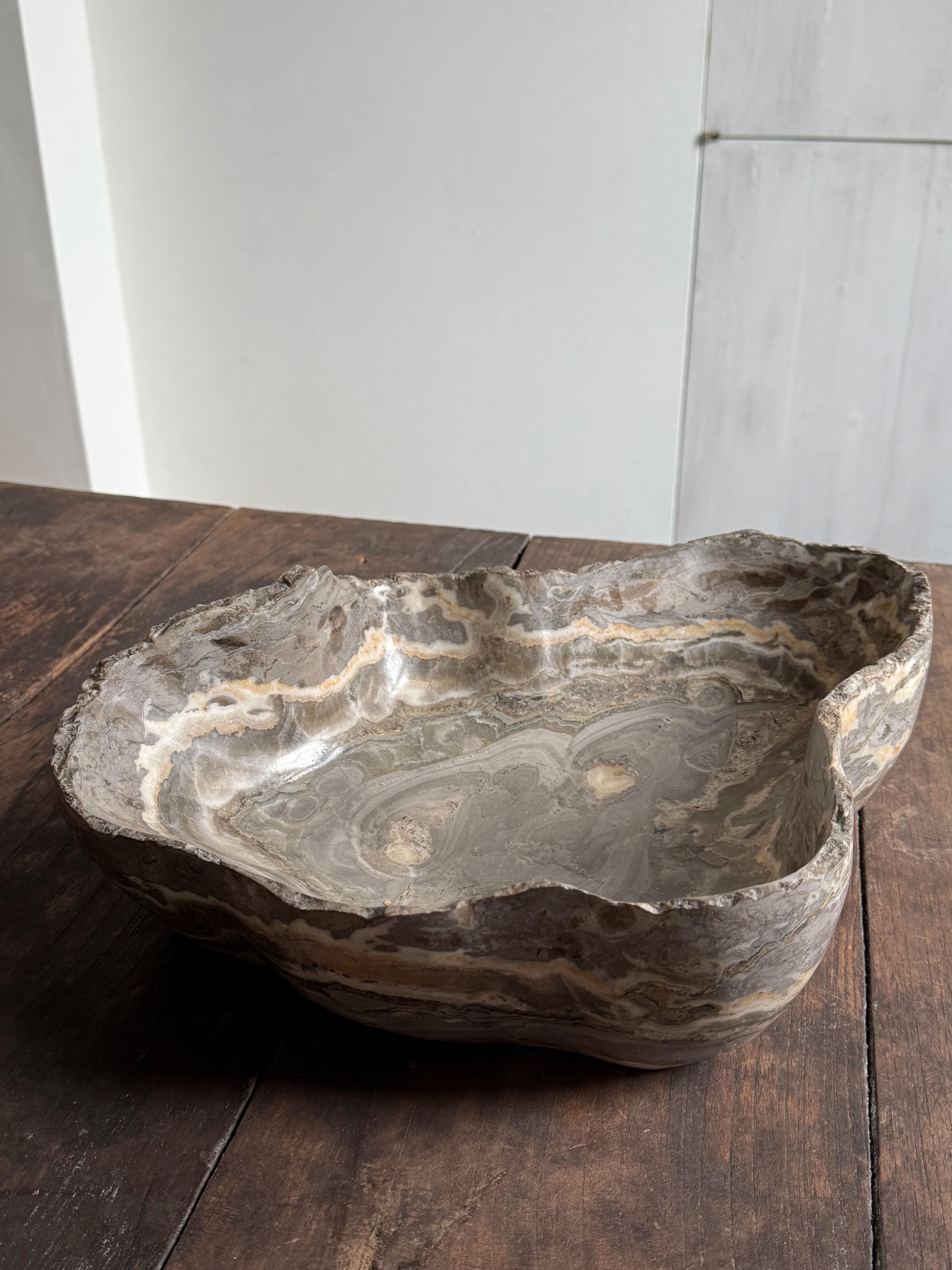 Belge Exclusive Hand-cut marble bowl en vente