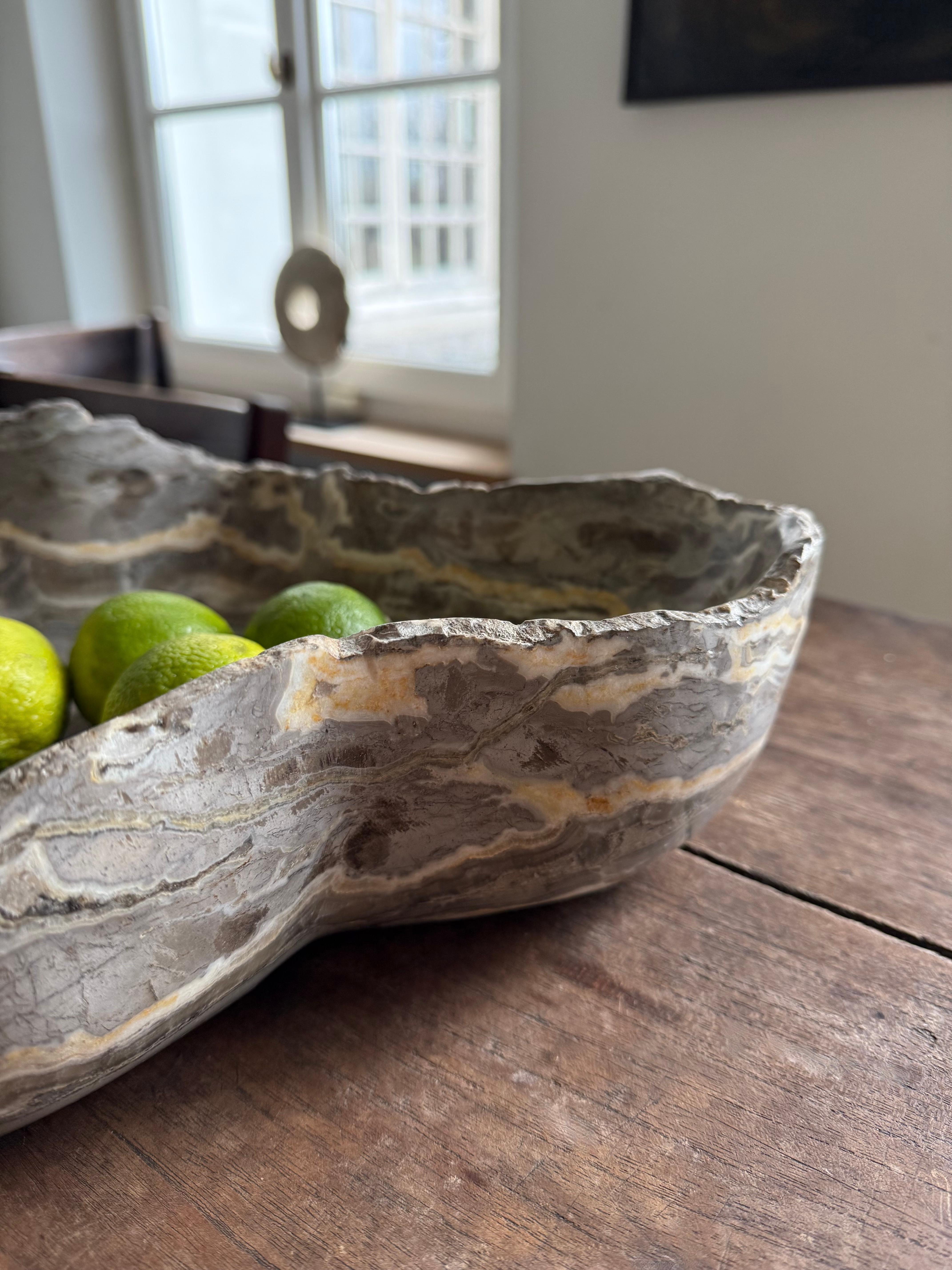 Fait main Exclusive Hand-cut marble bowl en vente