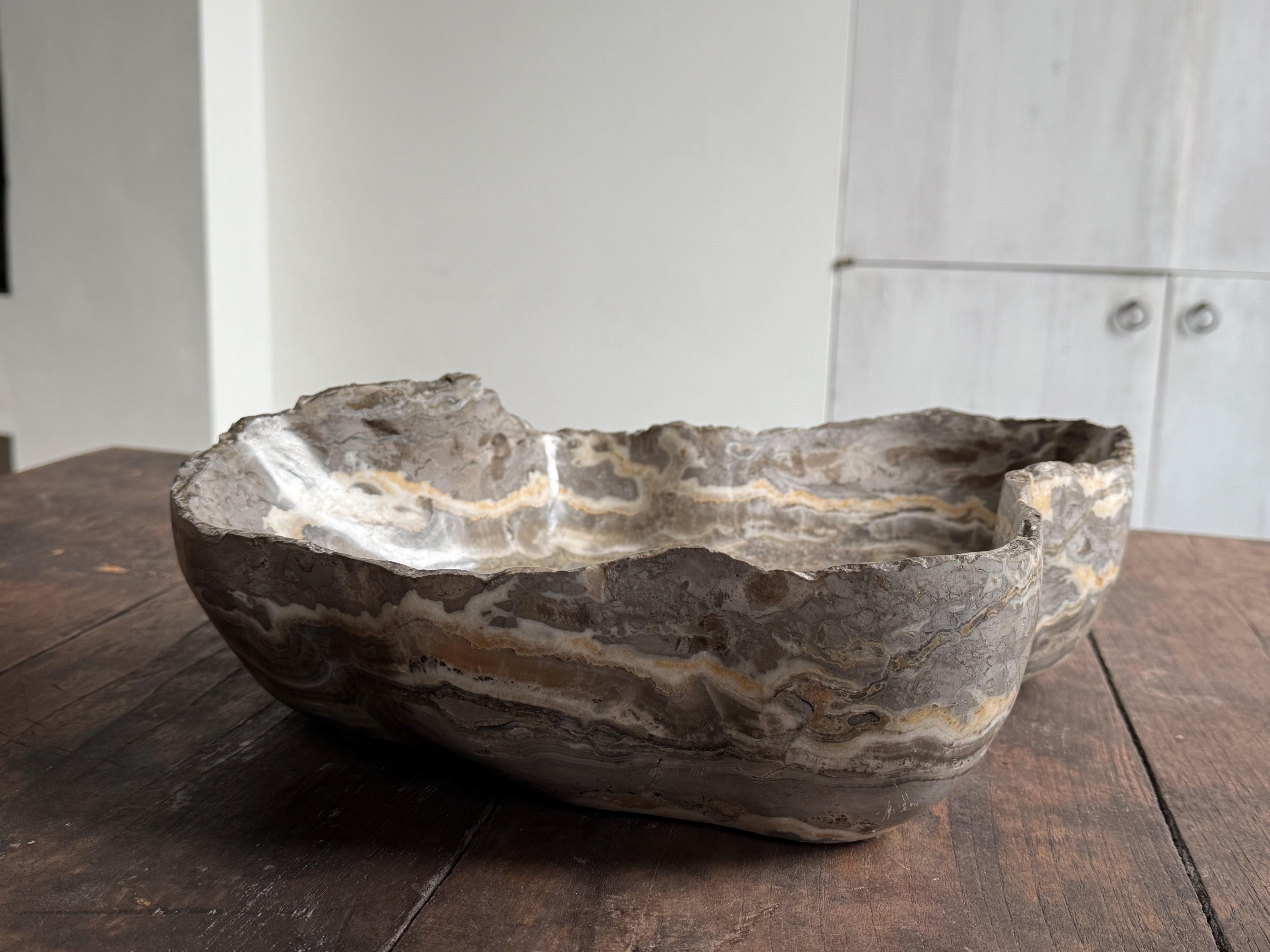 Exclusive Hand-cut marble bowl Bon état - En vente à Nijlen, BE