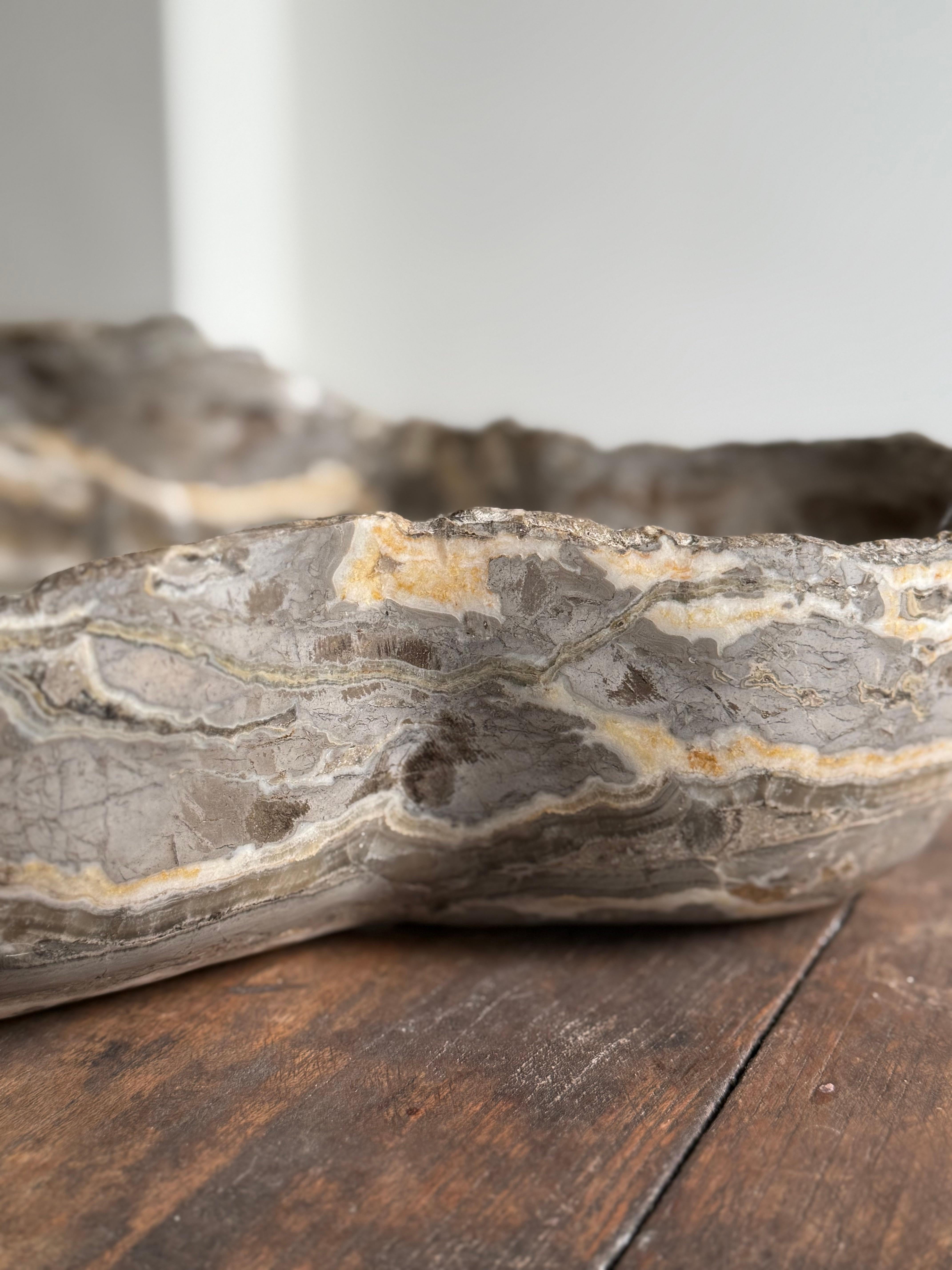 XXIe siècle et contemporain Exclusive Hand-cut marble bowl en vente