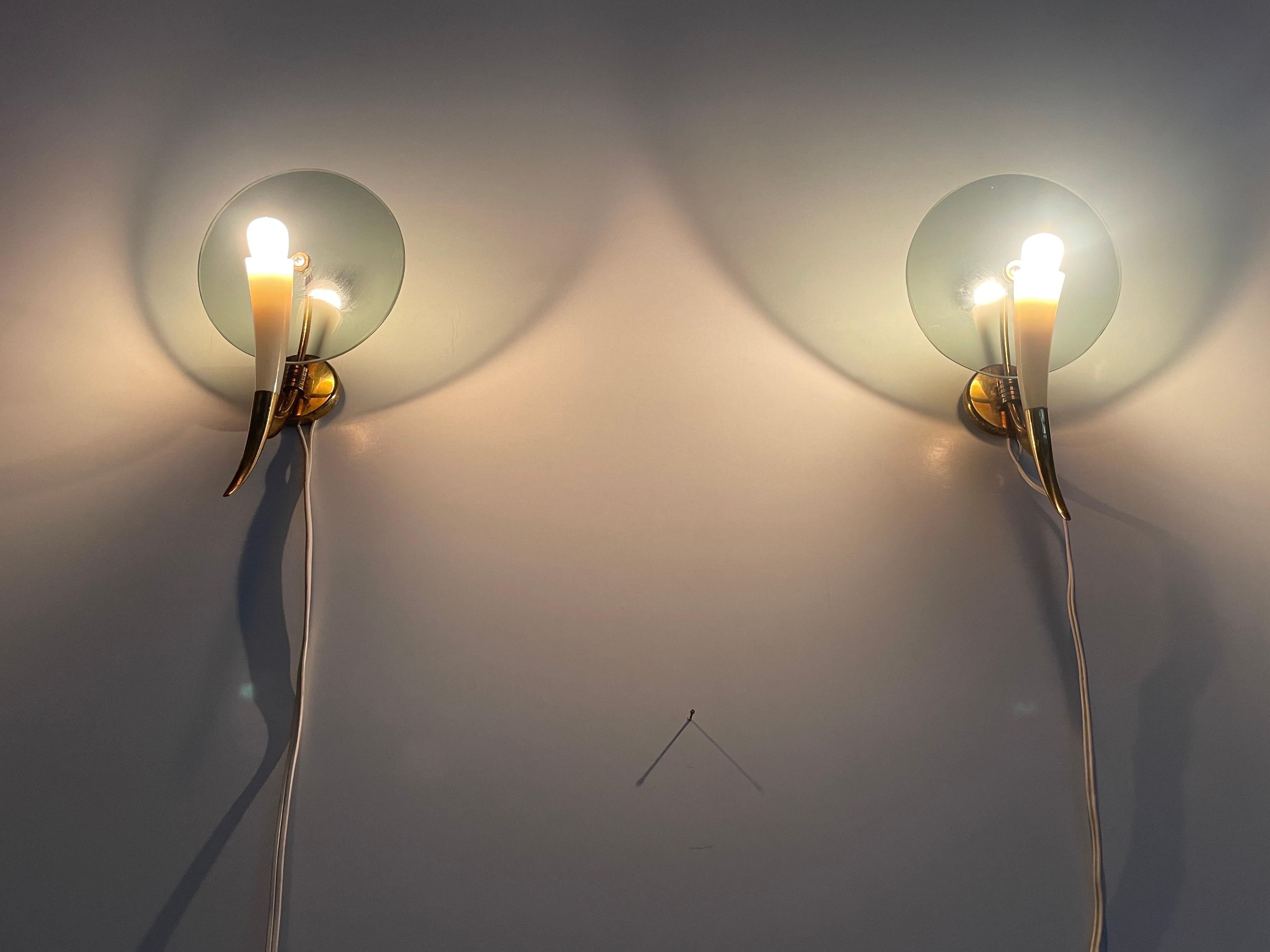 Exclusive Horn-shaped Glass and Brass Pair of Sconces, 1940s, Italy For Sale 8