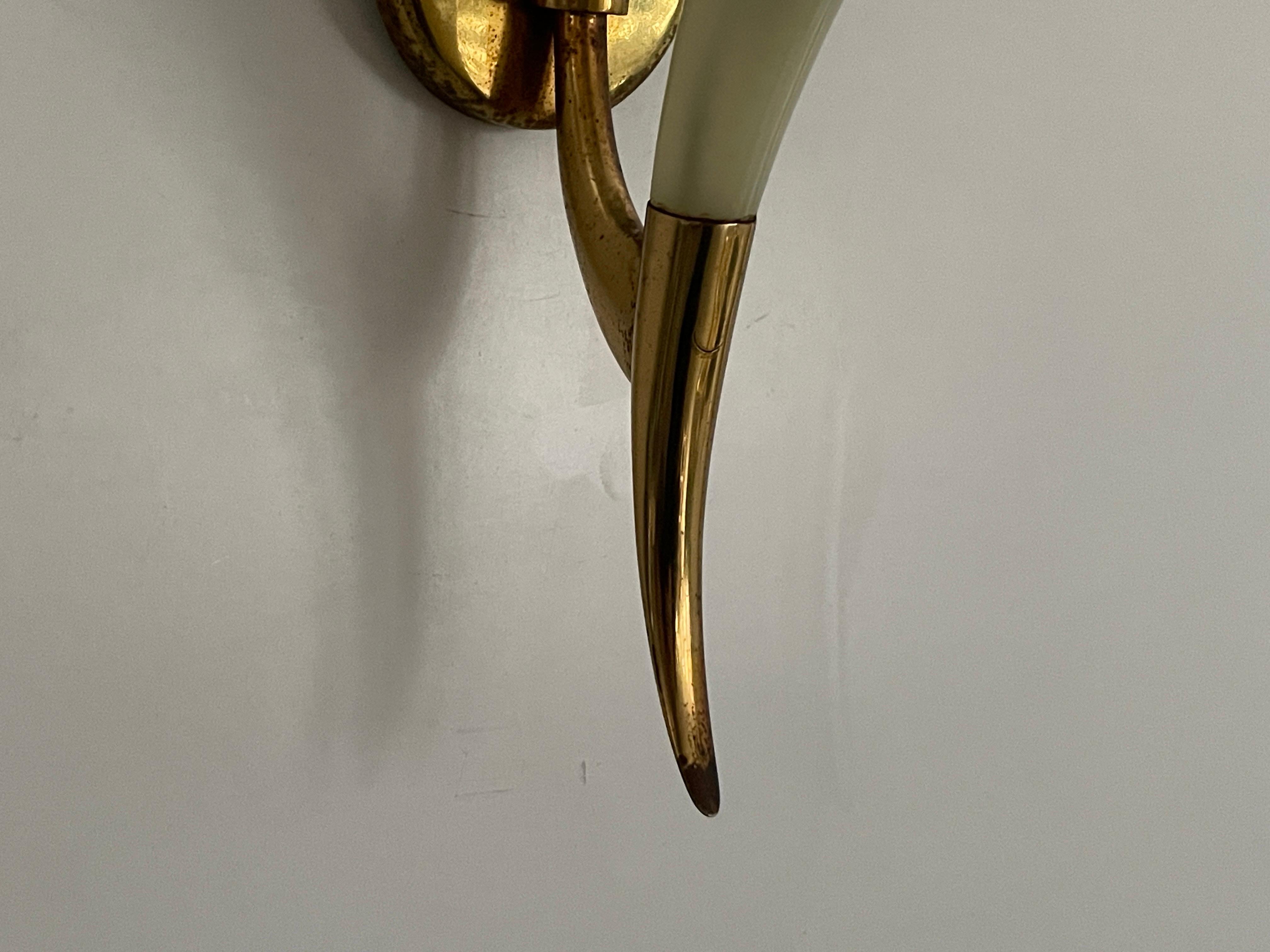 Mid-20th Century Exclusive Horn-shaped Glass and Brass Pair of Sconces, 1940s, Italy For Sale