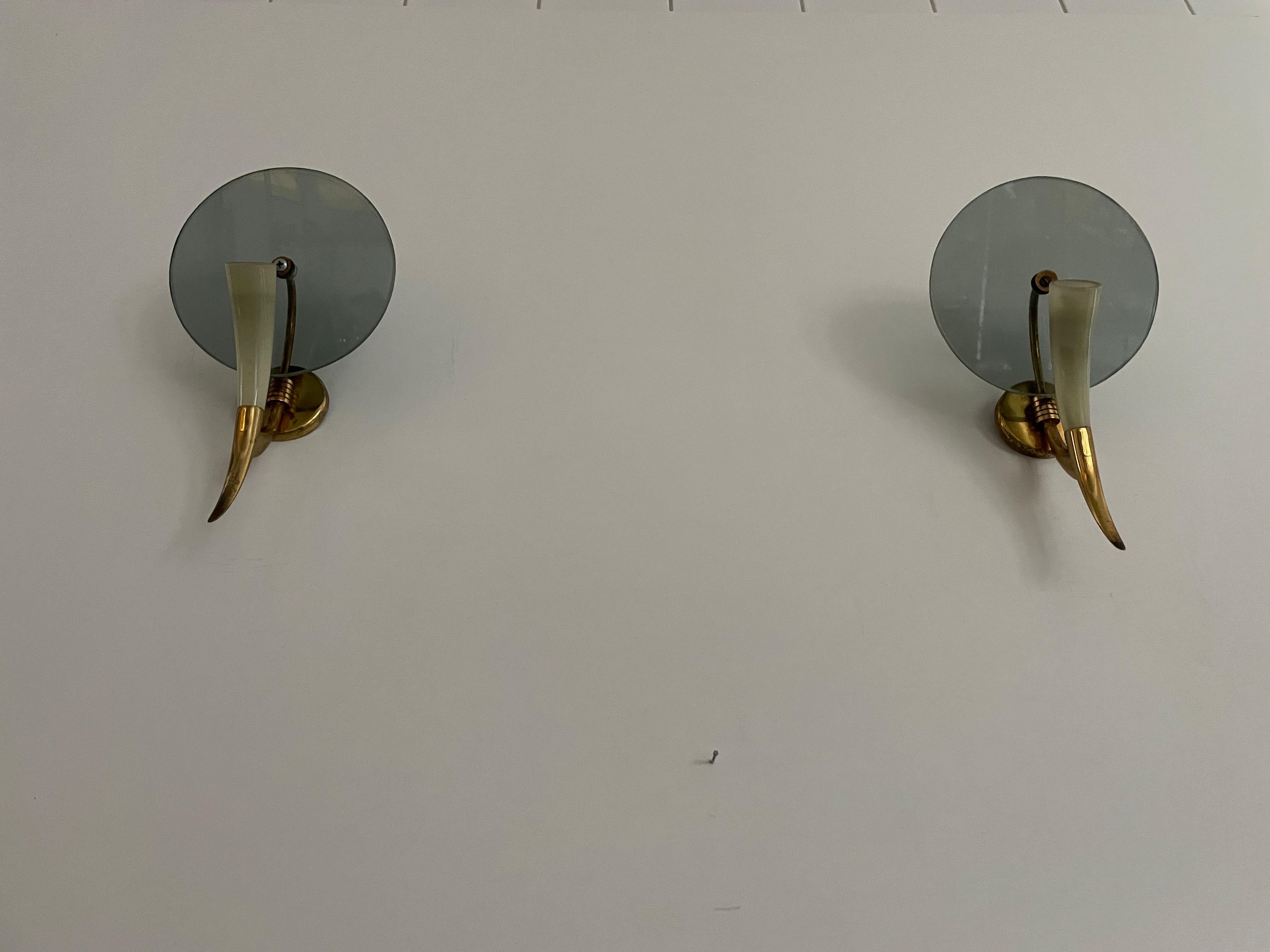 Exclusive Horn-shaped Glass and Brass Pair of Sconces, 1940s, Italy For Sale 2