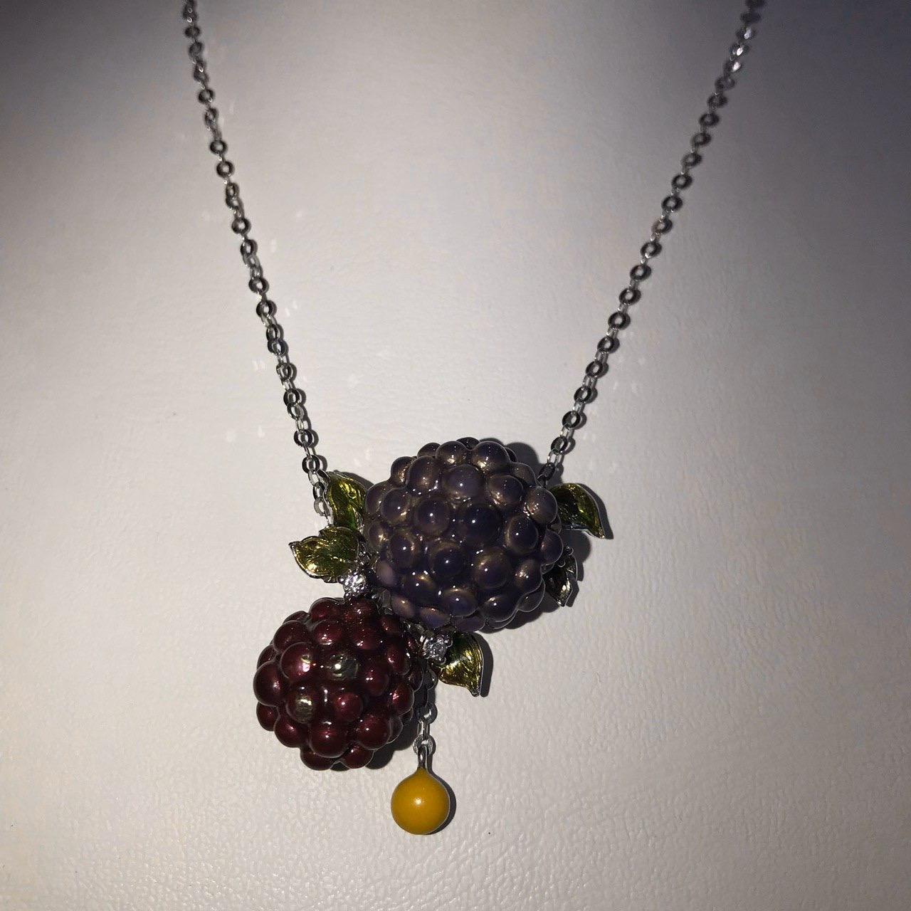 Collier en or blanc 18K
Poids 27 grammes
Taille 45
Diamant 3-Rond 57-0,05-3/5A 
Émail

Forte de l'héritage des anciennes traditions de la haute joaillerie suisse, NATKINA est une marque de bijoux basée à Genève, qui crée des chefs-d'œuvre de