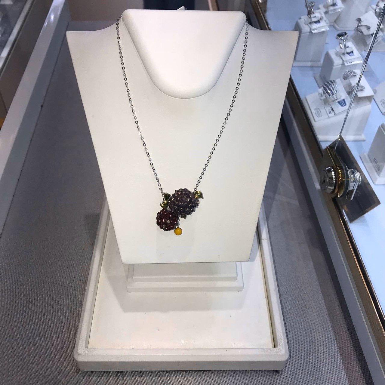 Taille ronde Impressionnant collier exclusif en or blanc 18 carats avec émail et diamants blancs en vente