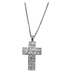 Exklusive unsichtbare Fassung mit 9,8 Karat Diamant, Kreuz aus 18 Karat Weißgold