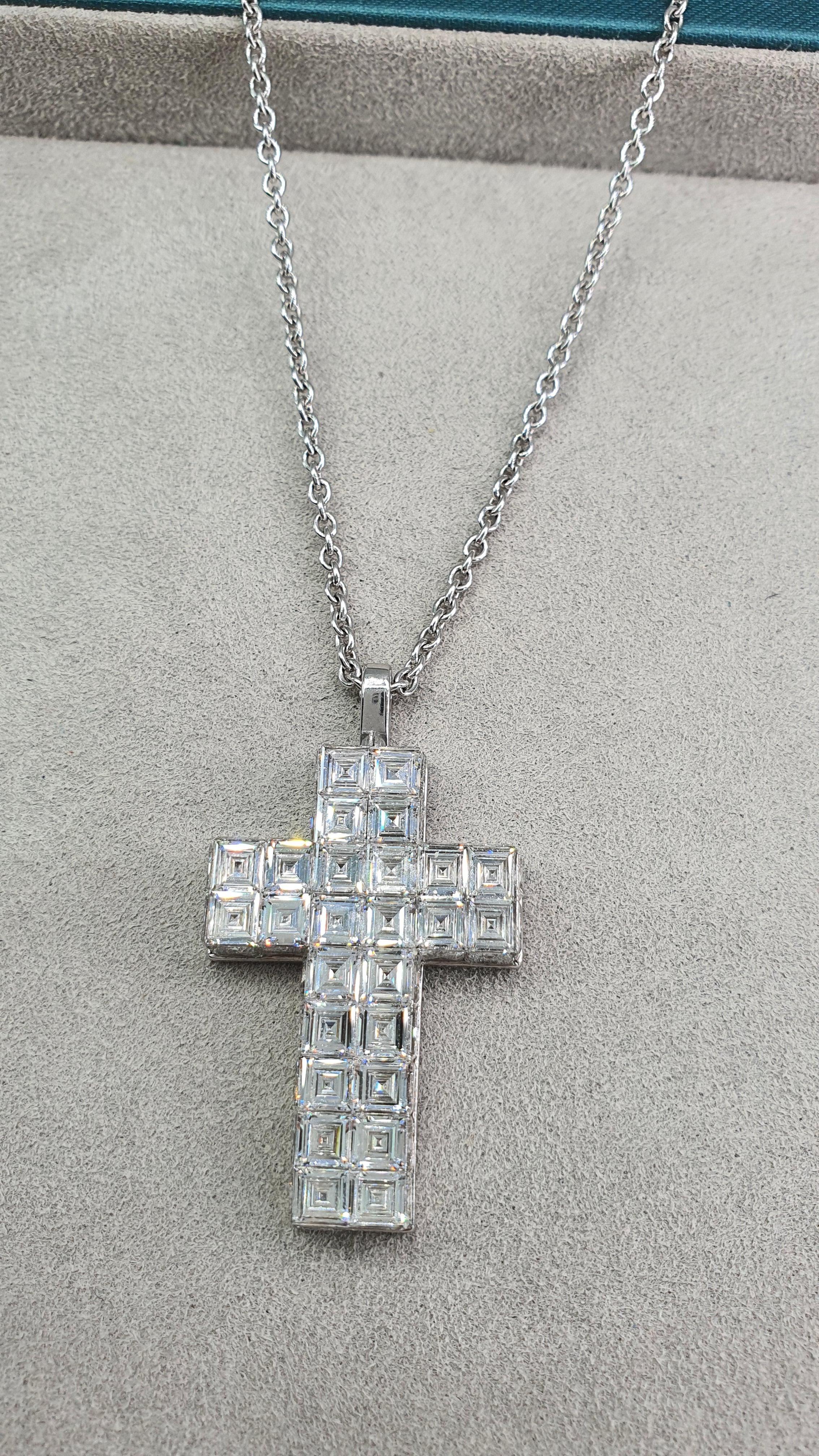 Exclusive Invisible Setting 9.8 Carat Diamond 18K White Gold Cross In New Condition For Sale In Montreux, VD