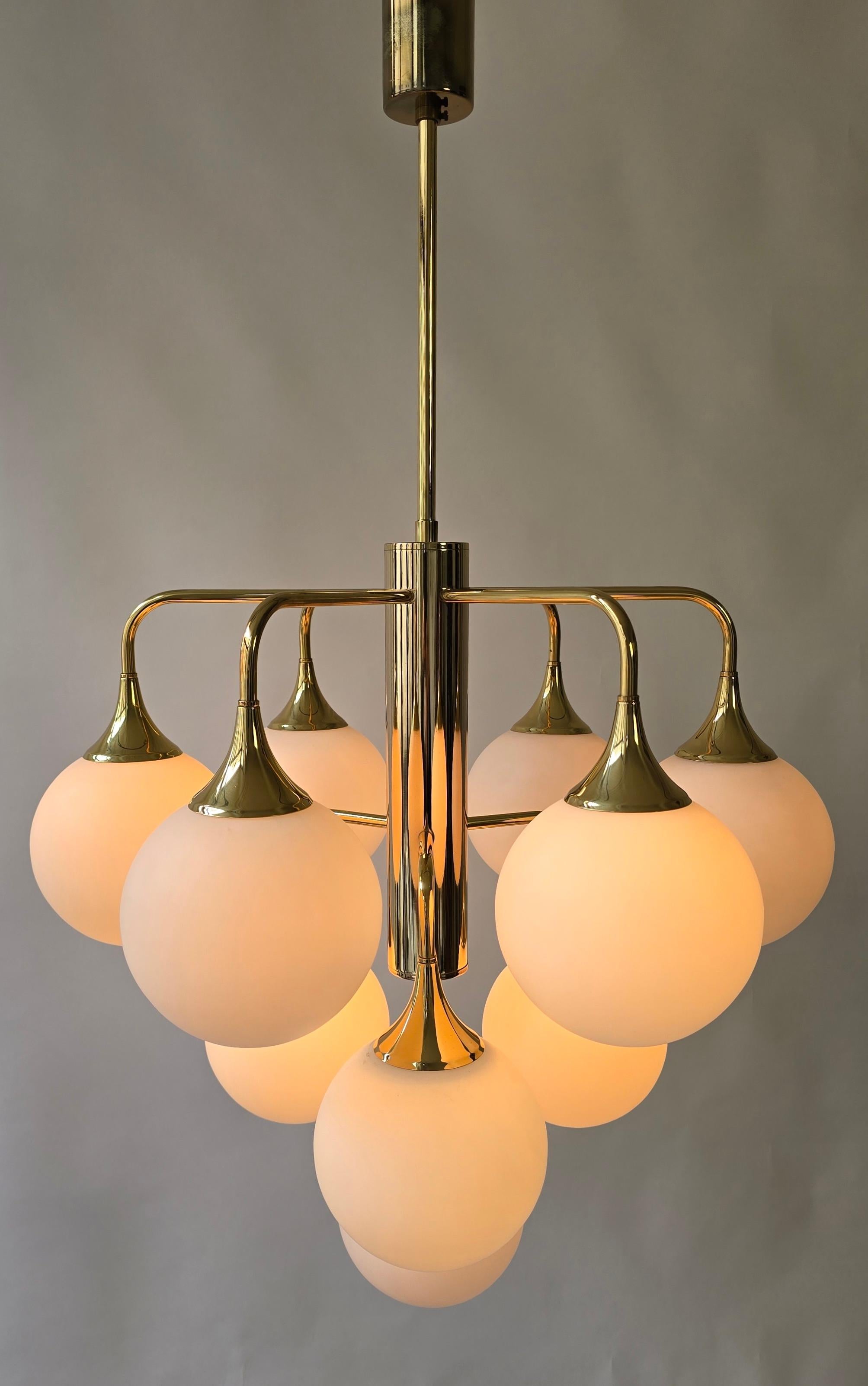 Esclusivo lampadario italiano con 10 globi opalini in vendita 3