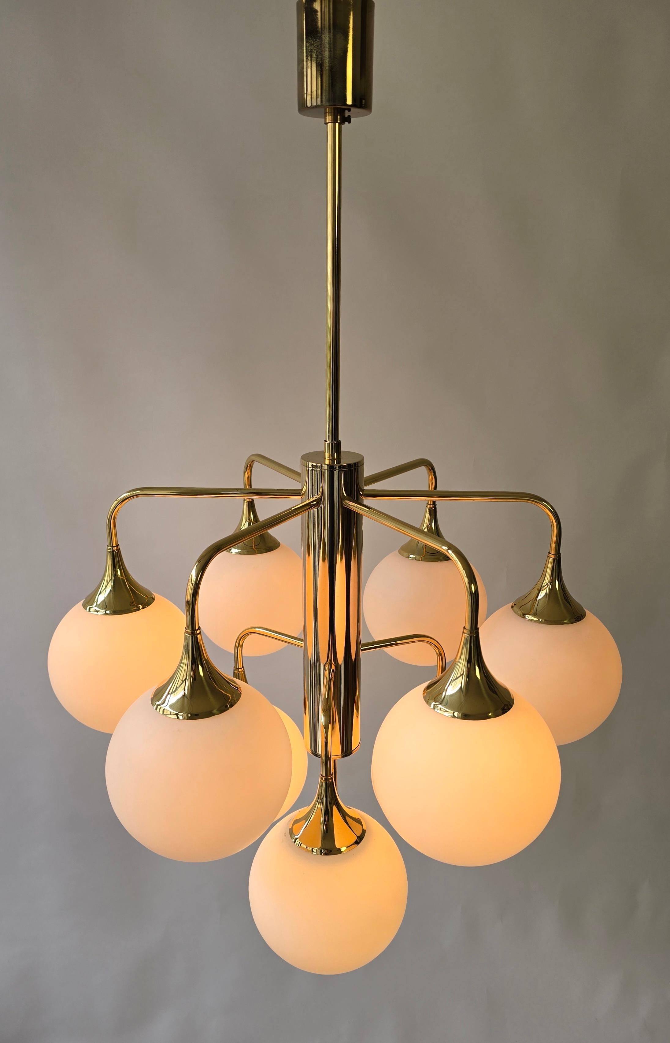 Esclusivo lampadario italiano con 10 globi opalini in vendita 4