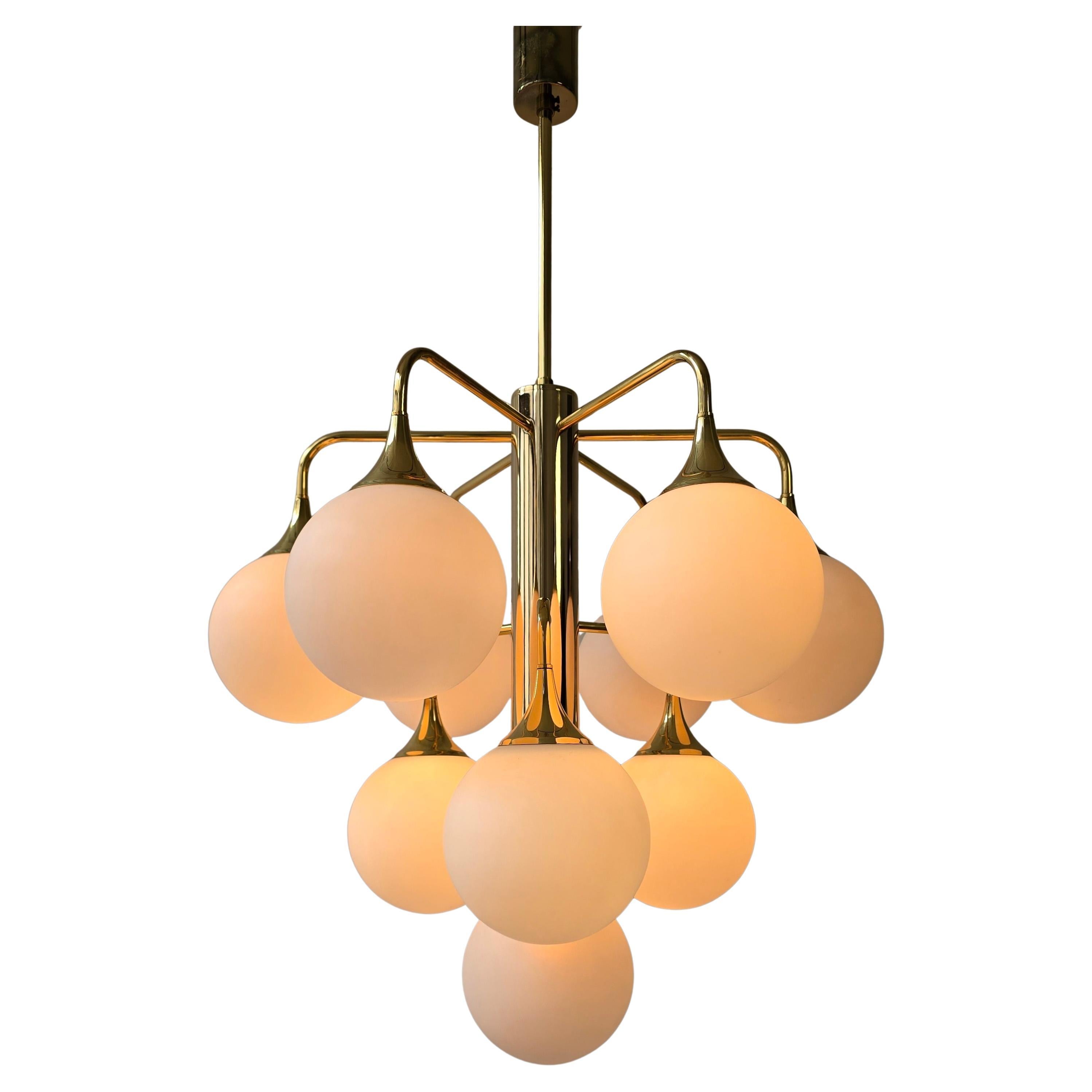 Esclusivo lampadario italiano in ottone  con 10 globi opalini - Design di lusso dell'era del Mid-Century Modern
Design italiano autentico degli anni '60/'70, con una forma elegante e minimalista che si adatta perfettamente agli interni classici e