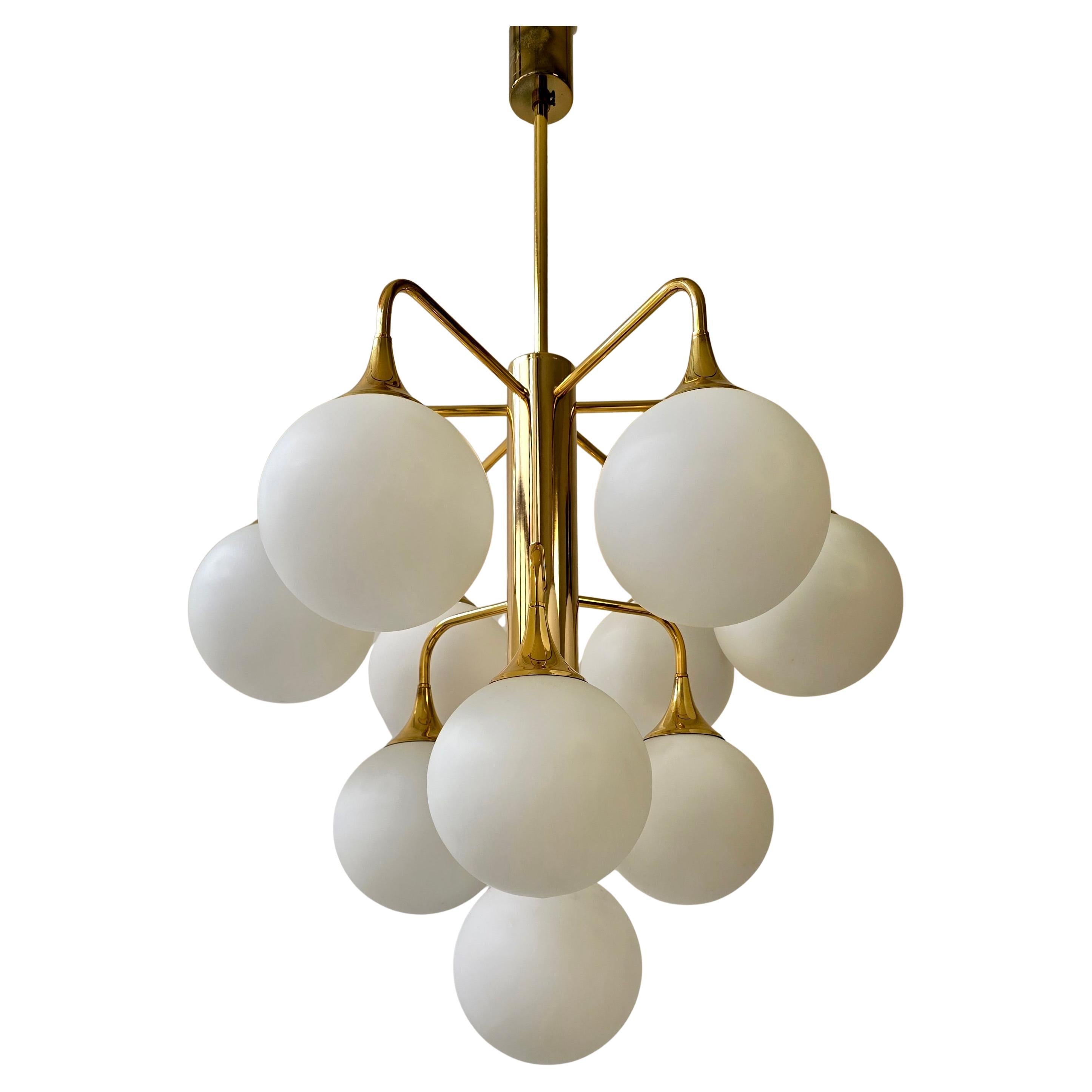 Esclusivo lampadario italiano con 10 globi opalini In condizioni buone in vendita a Antwerp, BE