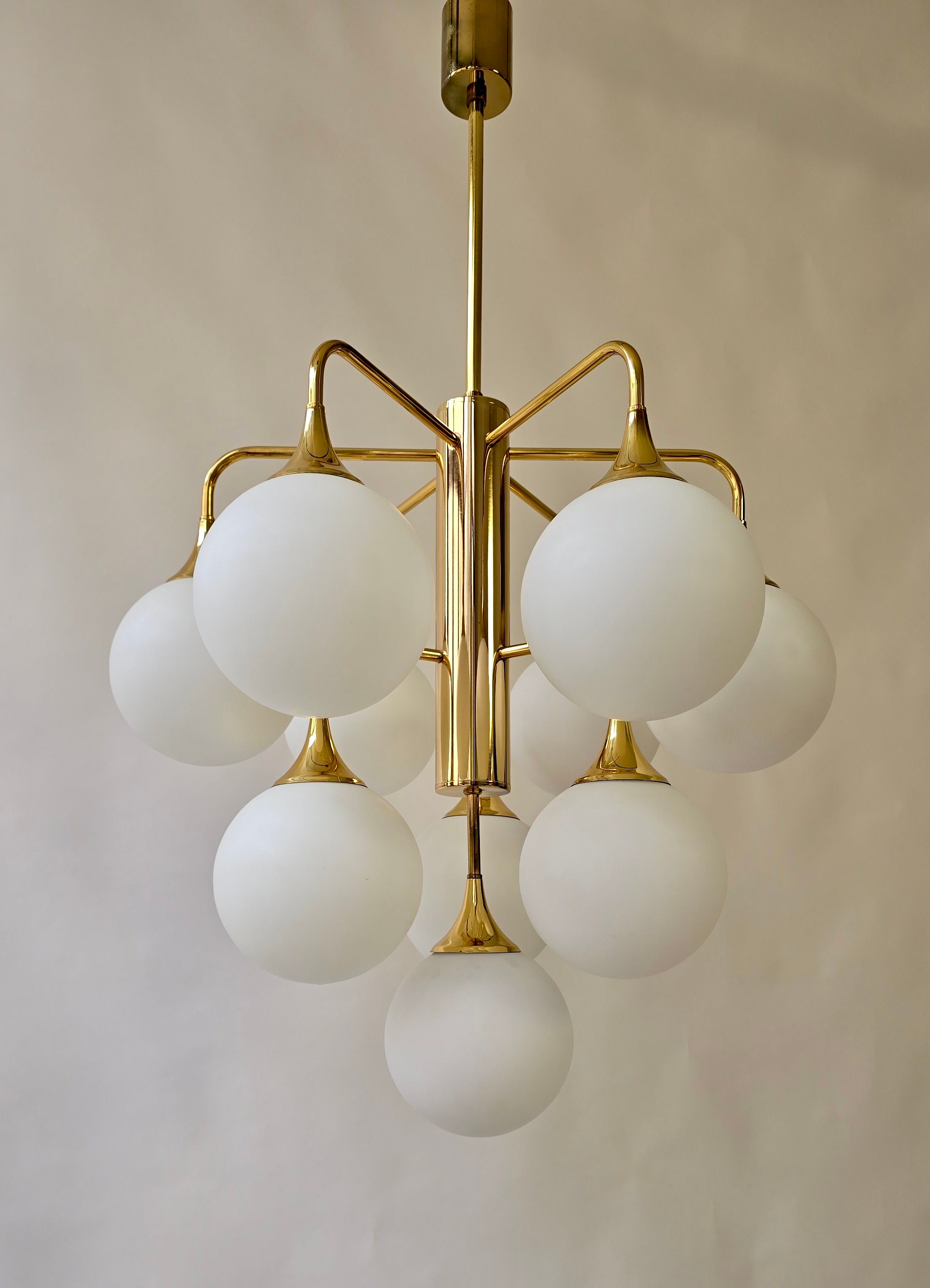 Ottone Esclusivo lampadario italiano con 10 globi opalini in vendita
