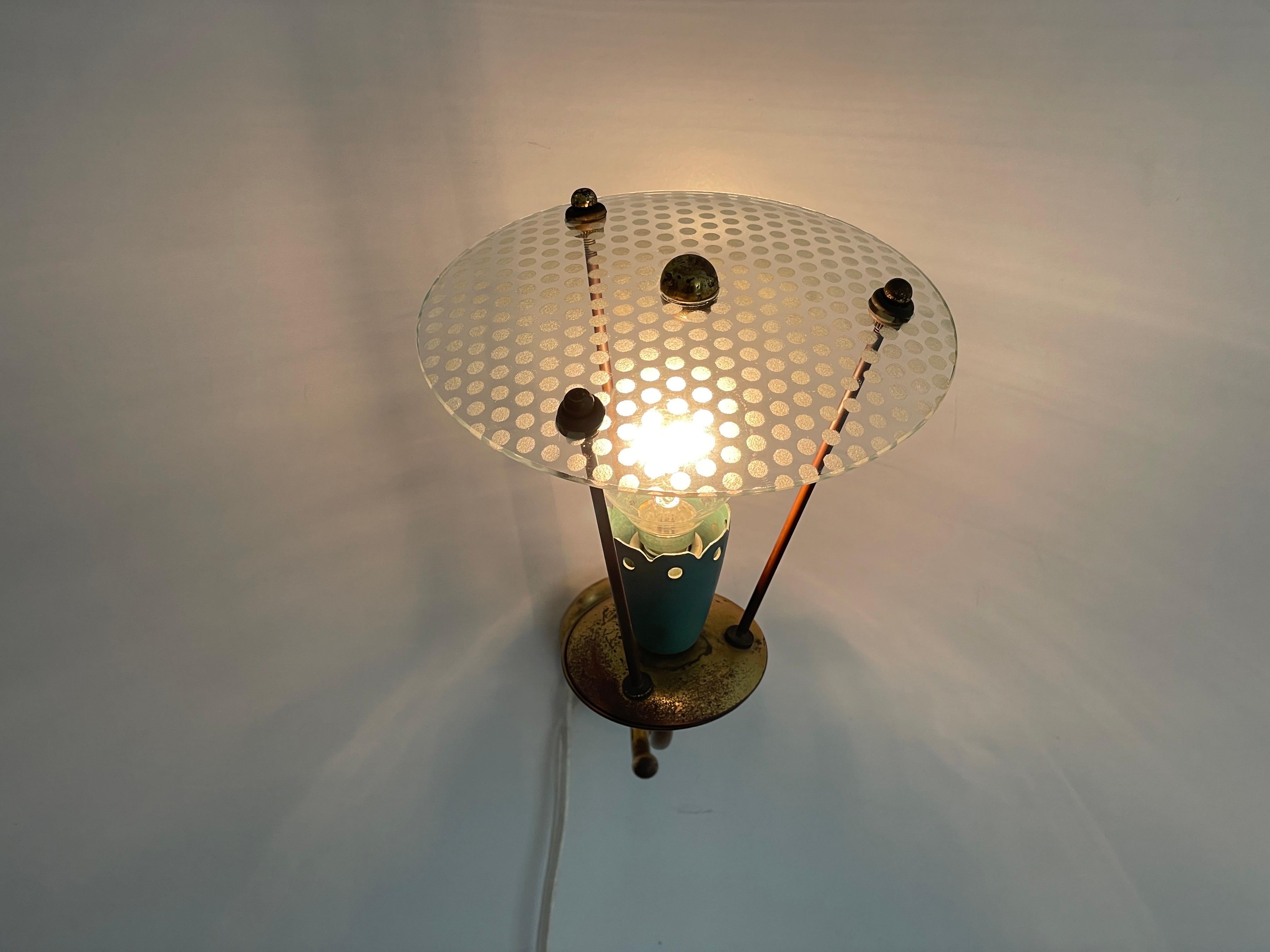 Applique simple de design italien exclusif avec abat-jour en verre sur le dessus, années 1950, Italie en vente 5