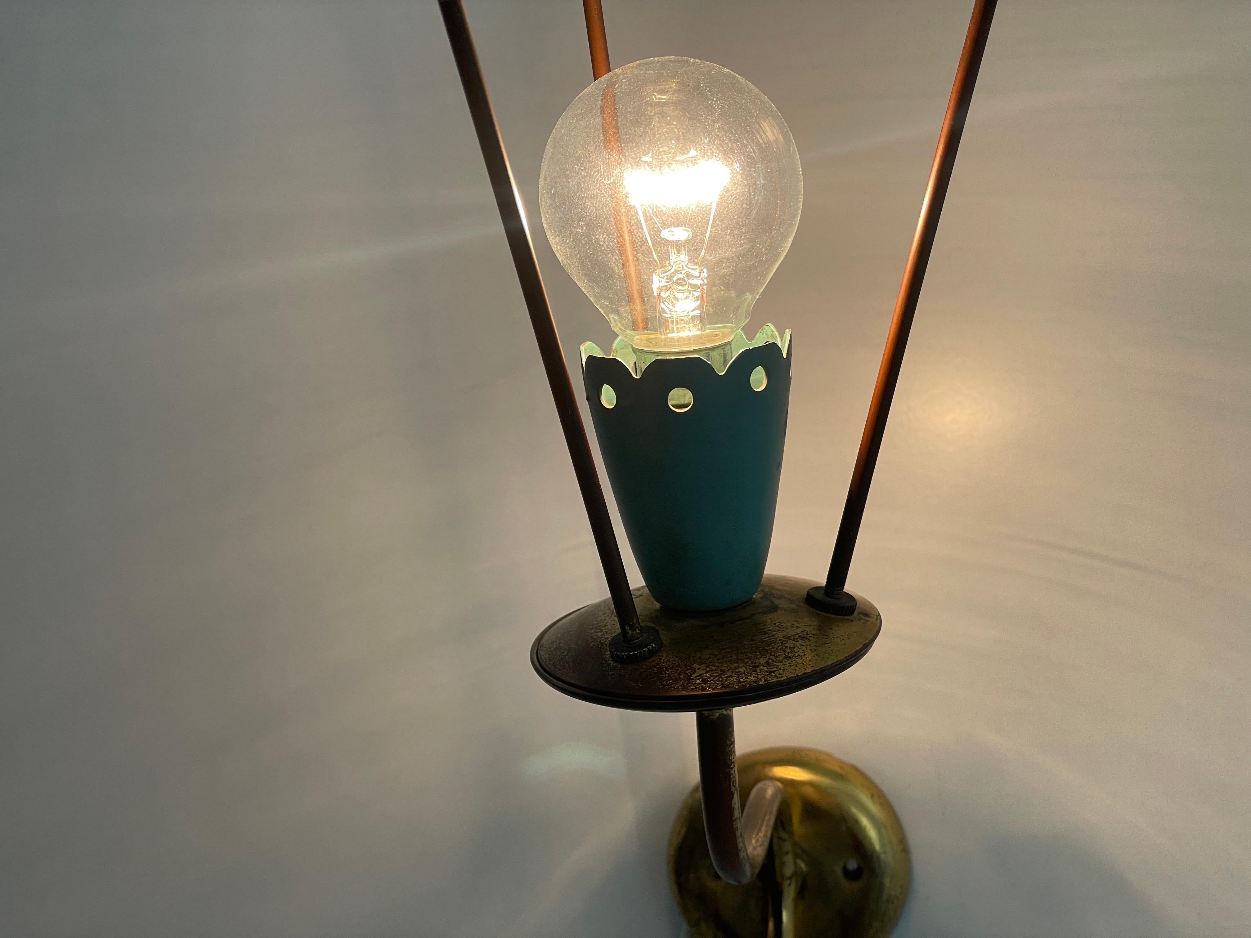 Applique simple de design italien exclusif avec abat-jour en verre sur le dessus, années 1950, Italie en vente 7