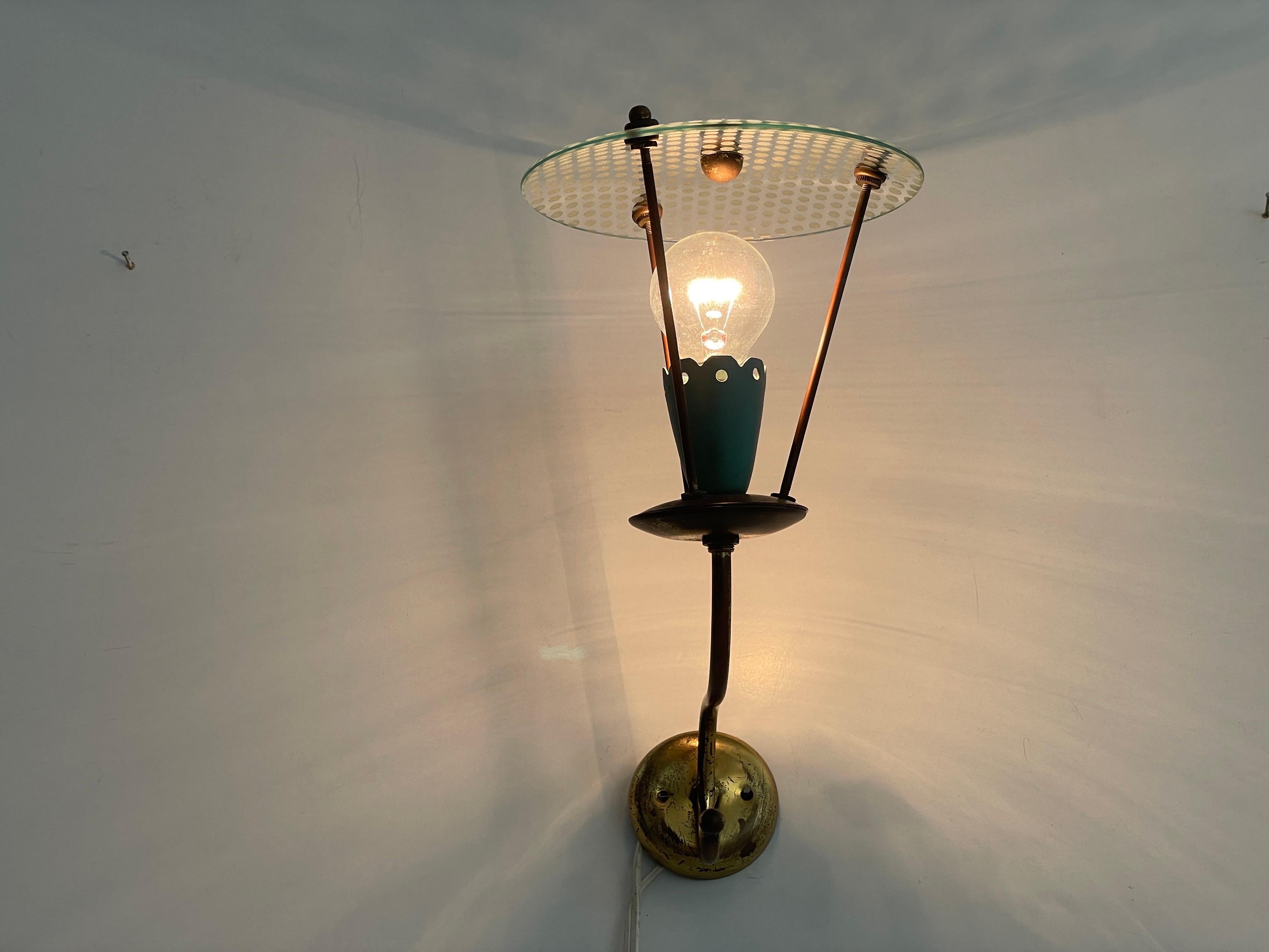 Applique simple de design italien exclusif avec abat-jour en verre sur le dessus, années 1950, Italie en vente 8