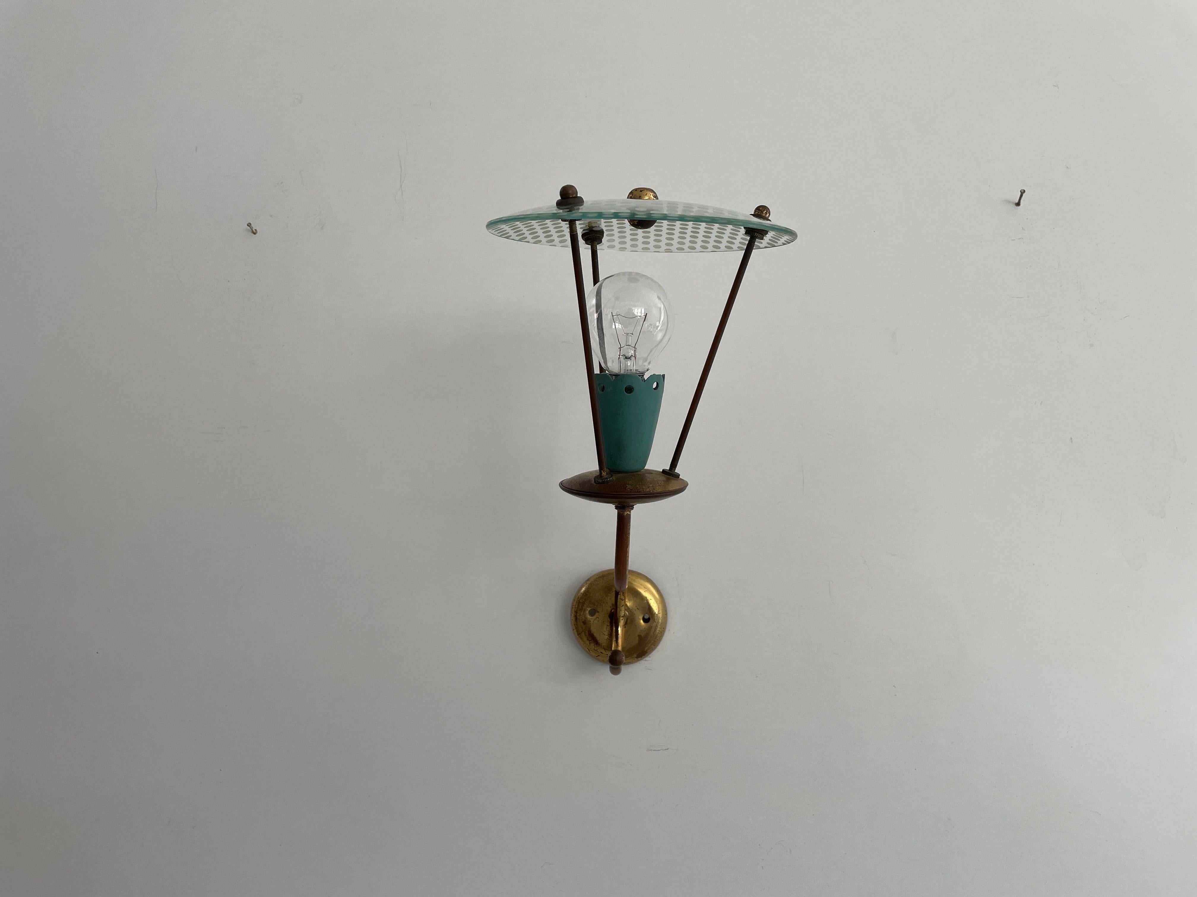 Applique simple de design italien exclusif avec abat-jour en verre sur le dessus, années 1950, Italie

Lampe murale élégante et rare de haute qualité.

Les lampes sont en très bon état.
Usure correspondant à l'âge et à l'usage.

Ces lampes