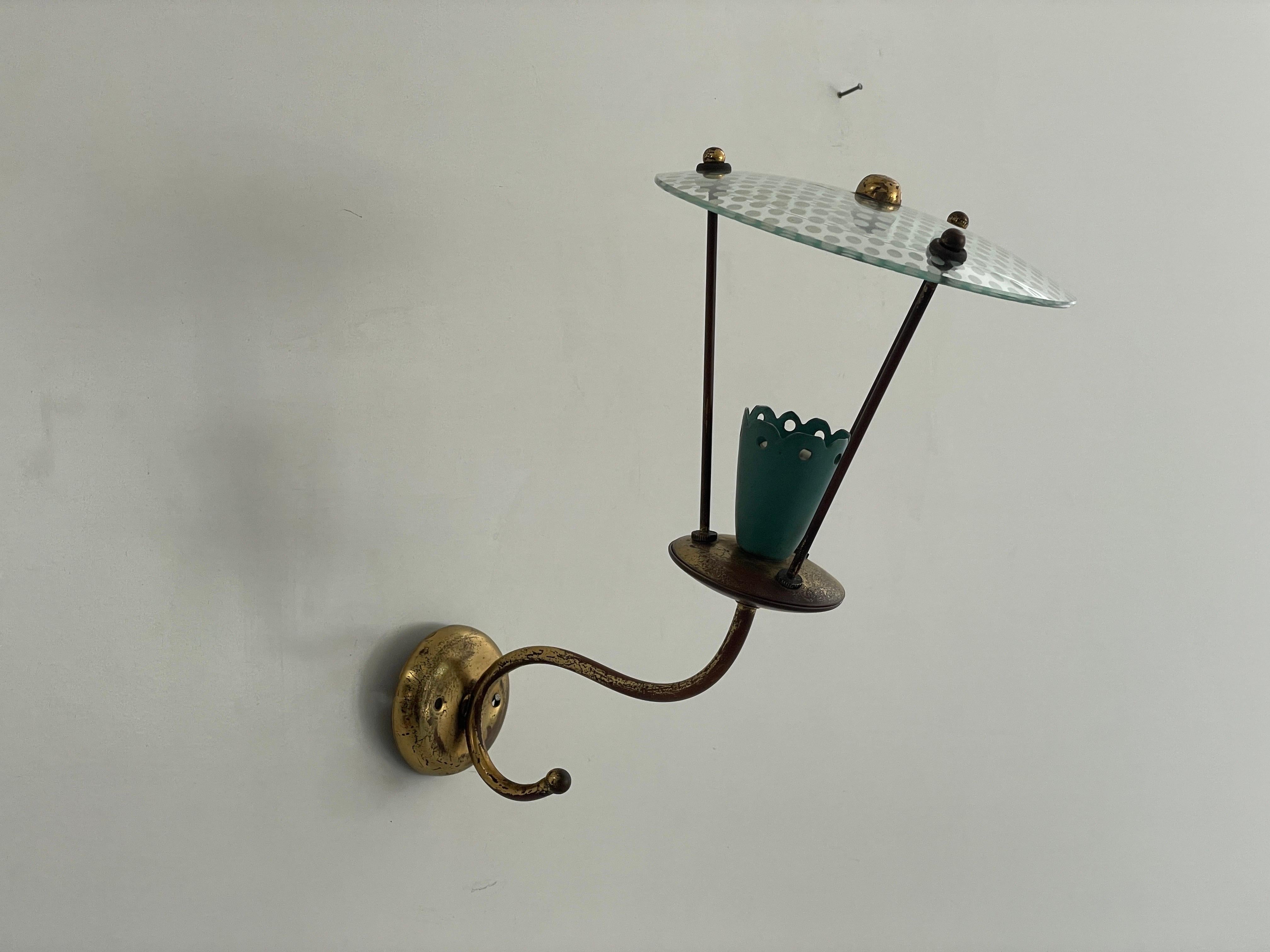 Mid-Century Modern Applique simple de design italien exclusif avec abat-jour en verre sur le dessus, années 1950, Italie en vente
