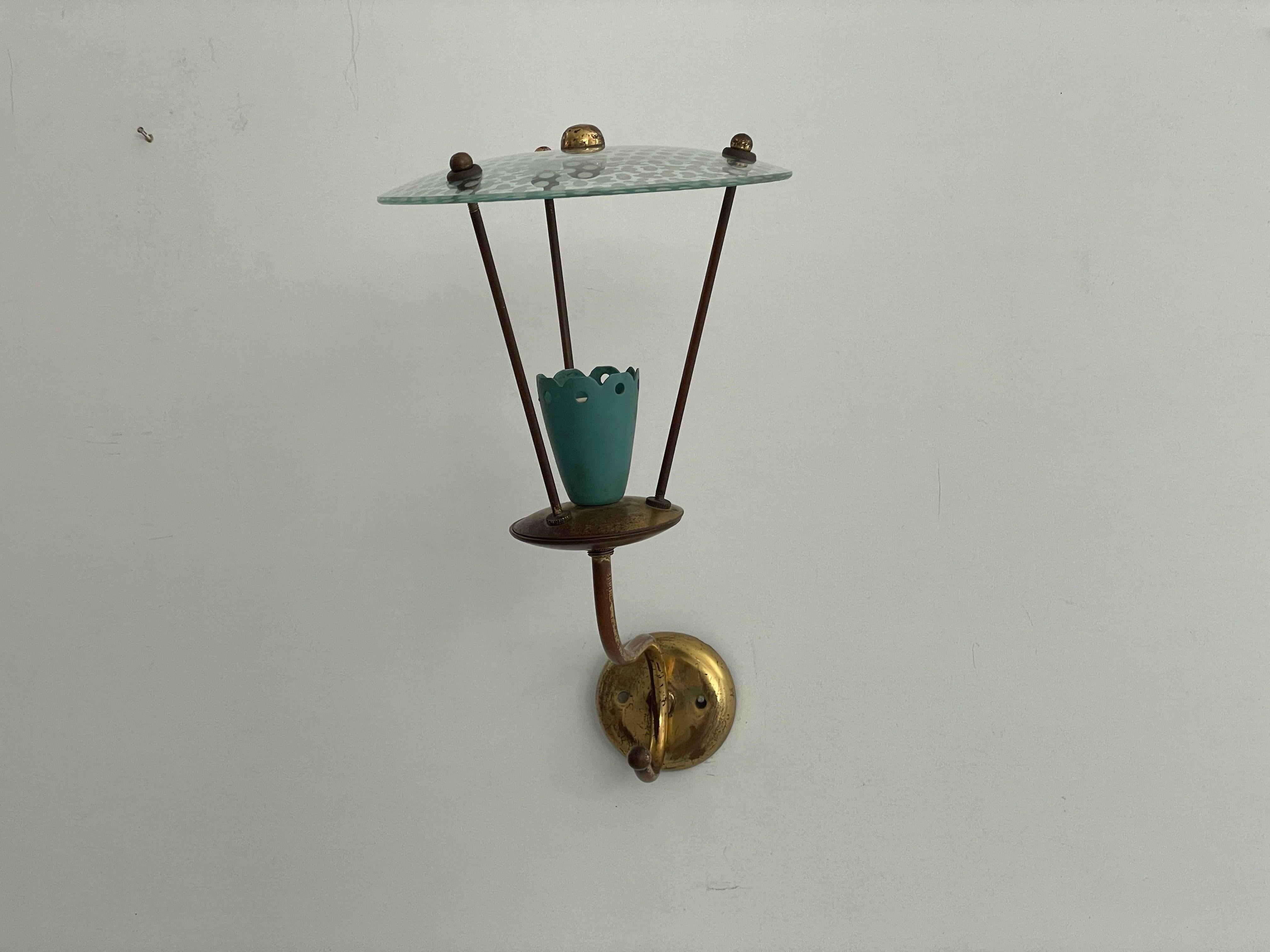 Applique simple de design italien exclusif avec abat-jour en verre sur le dessus, années 1950, Italie Excellent état - En vente à Hagenbach, DE