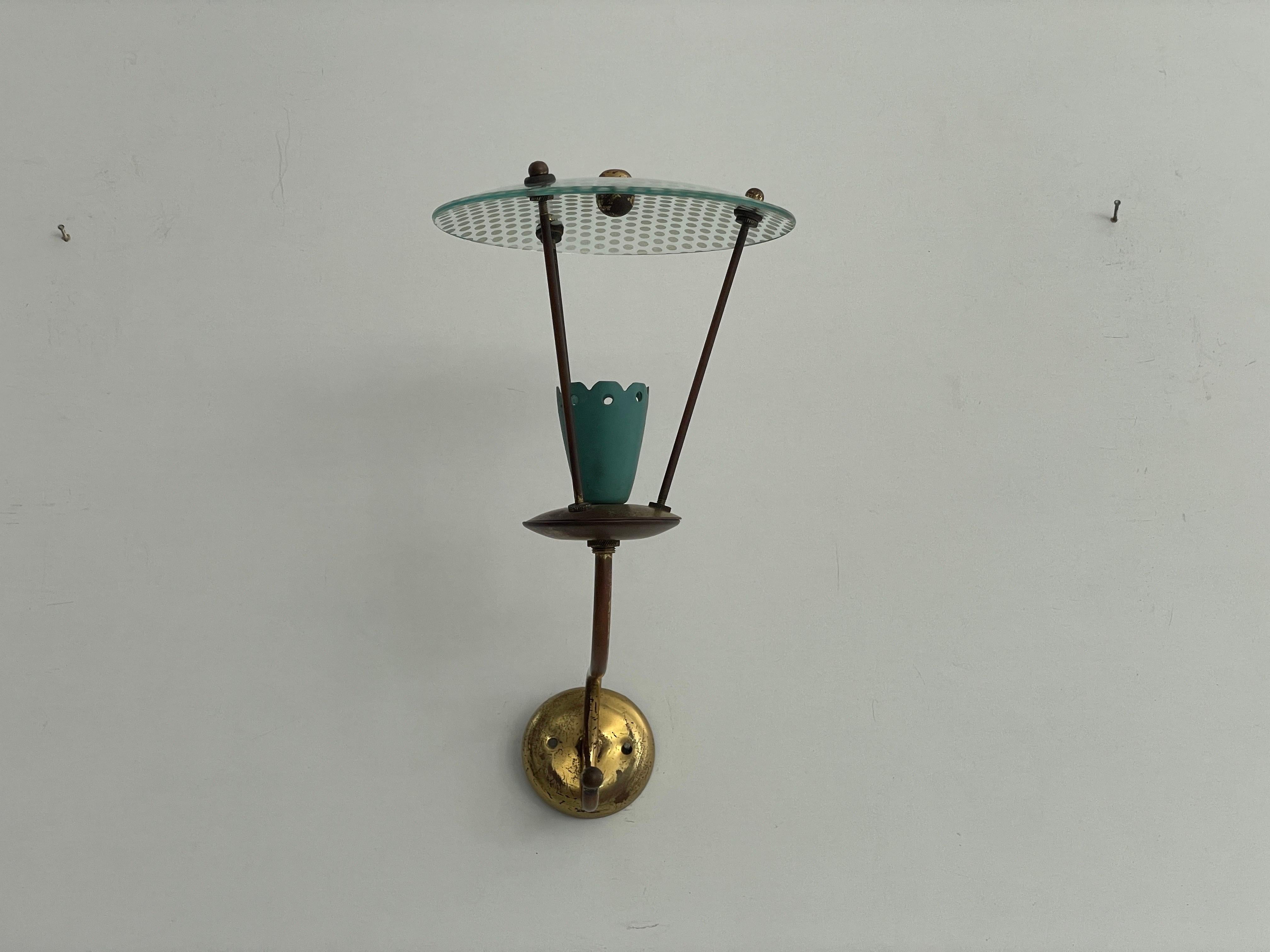 Milieu du XXe siècle Applique simple de design italien exclusif avec abat-jour en verre sur le dessus, années 1950, Italie en vente