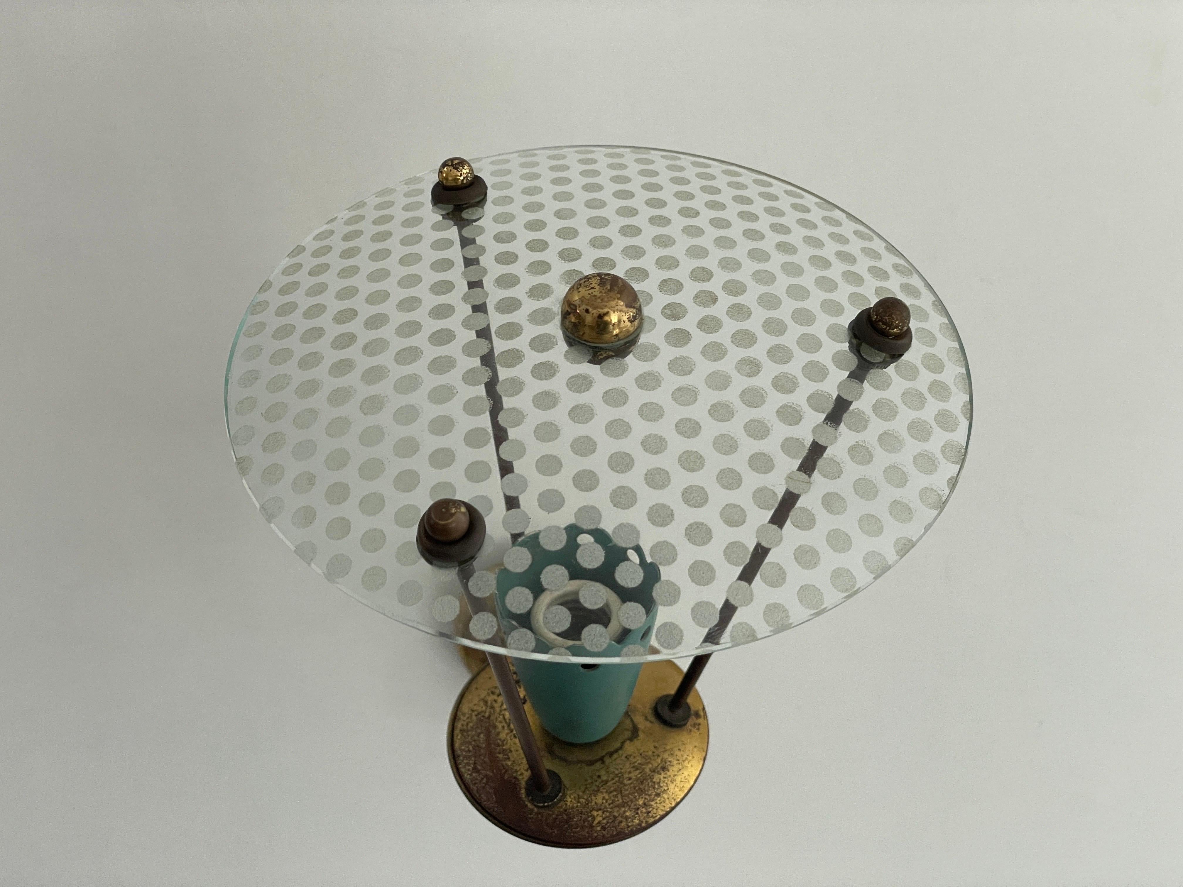 Métal Applique simple de design italien exclusif avec abat-jour en verre sur le dessus, années 1950, Italie en vente