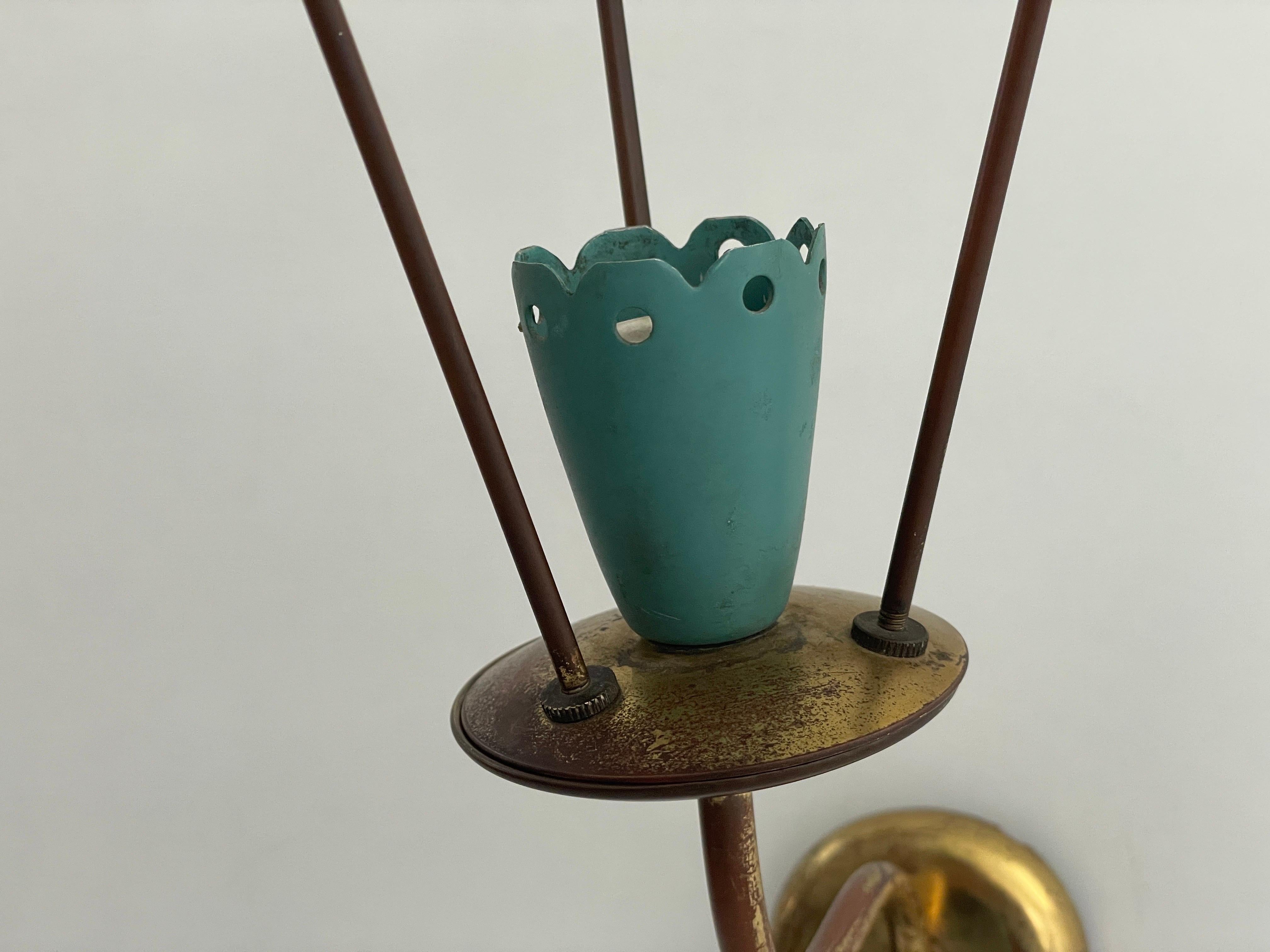 Applique simple de design italien exclusif avec abat-jour en verre sur le dessus, années 1950, Italie en vente 1