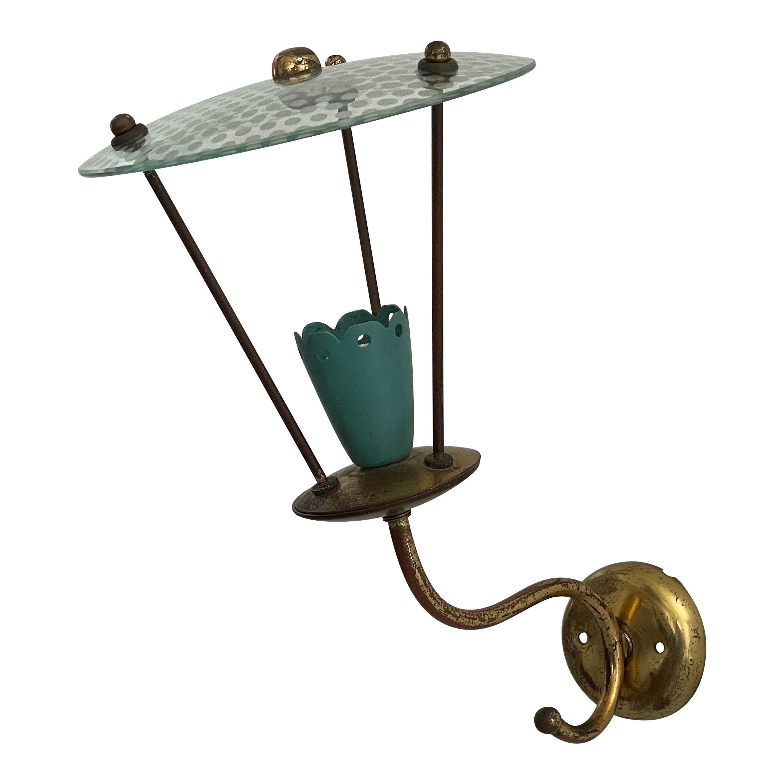 Applique simple de design italien exclusif avec abat-jour en verre sur le dessus, années 1950, Italie en vente