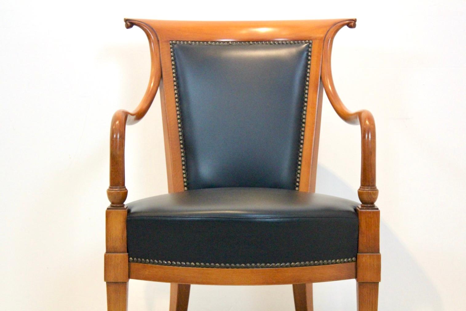 Exclusive and stylish black leather chair in ‘Directoire’ style handmade by the Italian company Selva in the 1990s (marked). The frame is in solid beech and very nicely made.
The leather has some normal wear but overall in very nice condition. Good