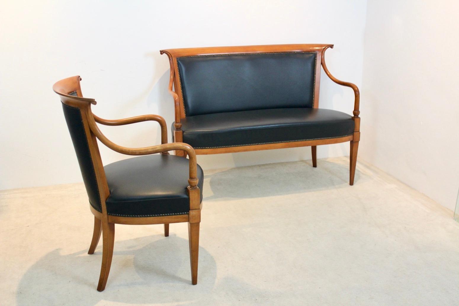 Exclusive and stylish black leather sofa and chair in ‘Directoire’ style handmade by the Italian company Selva in the 1990s (marked). The frames are made in solid beech and very nicely manufactured.
The leather has some normal wear but overall in