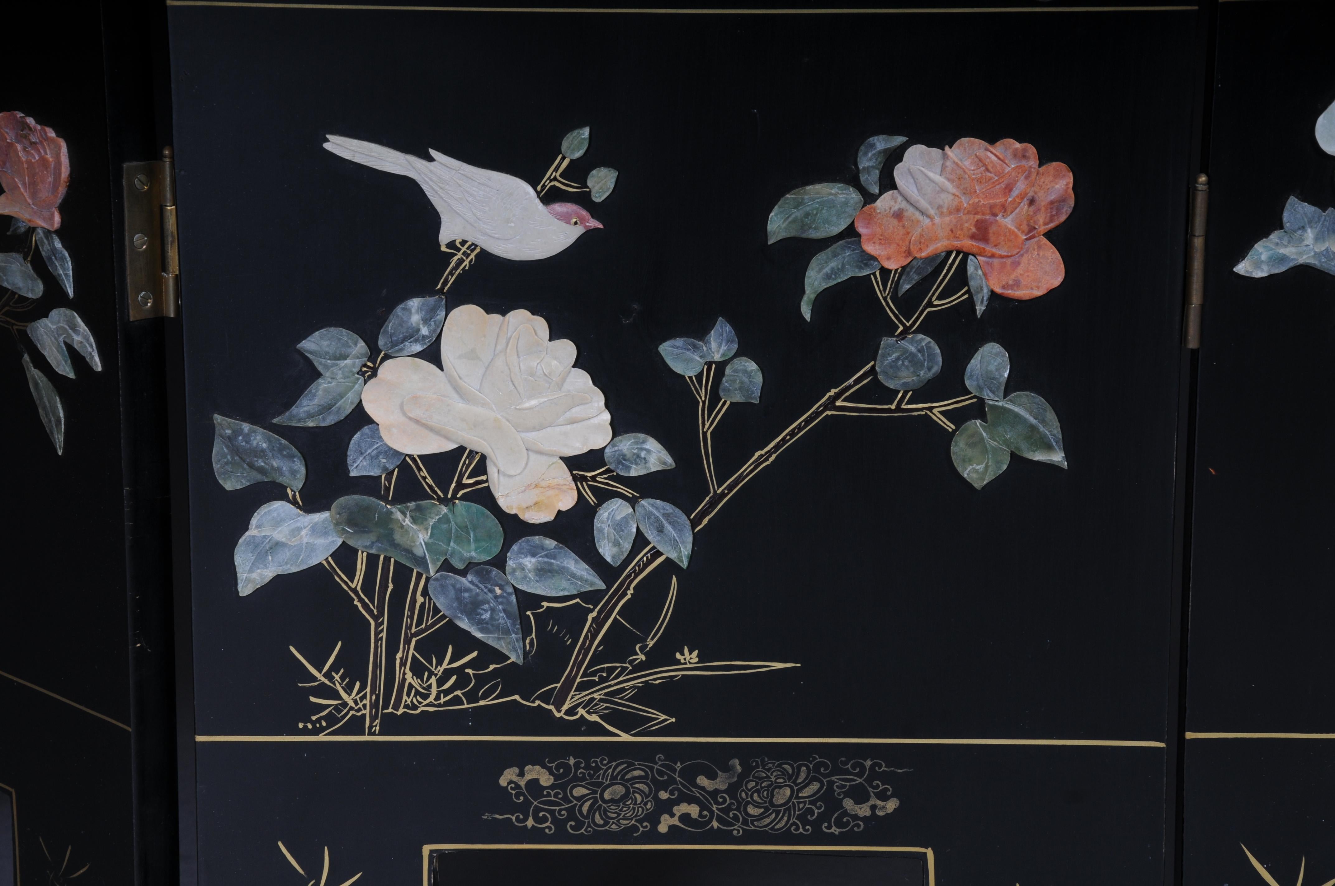 Exclusive Japanese screen/room divider made of black lacquer, painted and inlaid For Sale 7