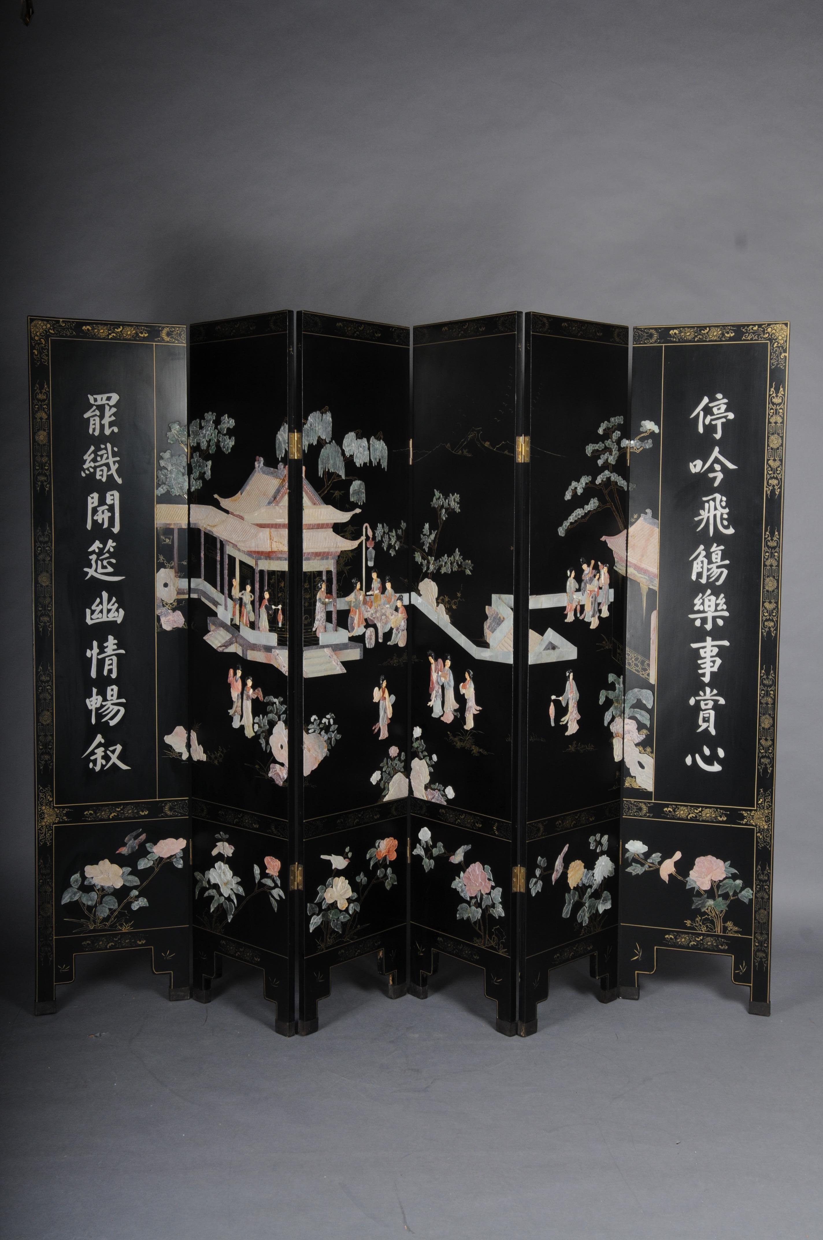 Exclusive Japanese screen/room divider made of black lacquer, painted and inlaid

Carved in wood, lacquered, the individual parts standing on feet. On a black lacquer background, gold decoration on one side, depicting birds in branches. The display