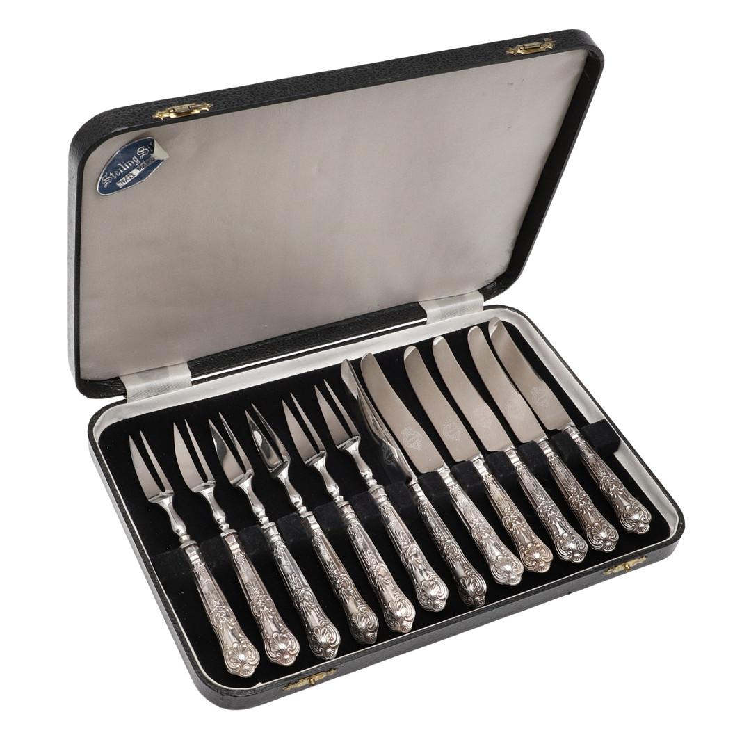 A Rare case set of 12 antique valuable silver knives and Forks. An elegant Vintage Sterling Silver Dessert Set. 
King's Pattern, with steel blades, by Harrison Brothers, Sheffield 1968; the case 10
