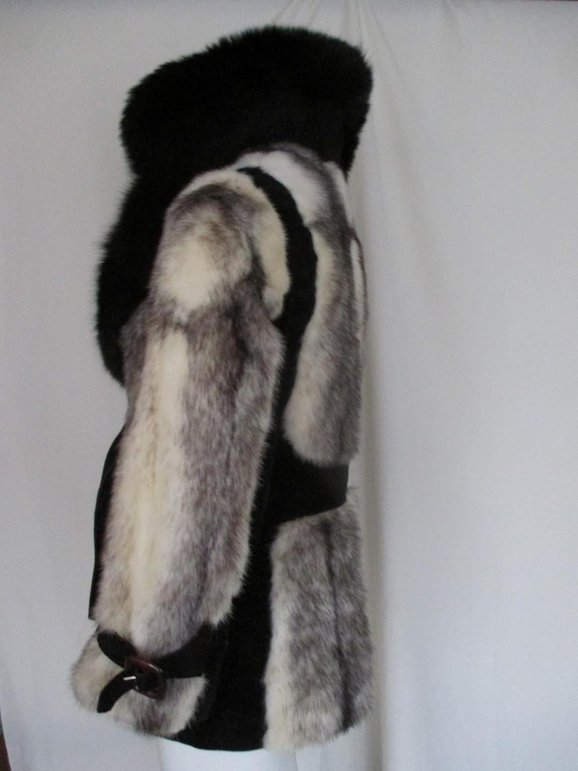 This vintage coat is made of kohinoor cross mink fur with black suede panels details a black fox collar and a attached front belt.
The coat has 2 buttons and 2 pockets.
Appears to be small/medium EU 38 / US 8-10, please refer to the measurements in