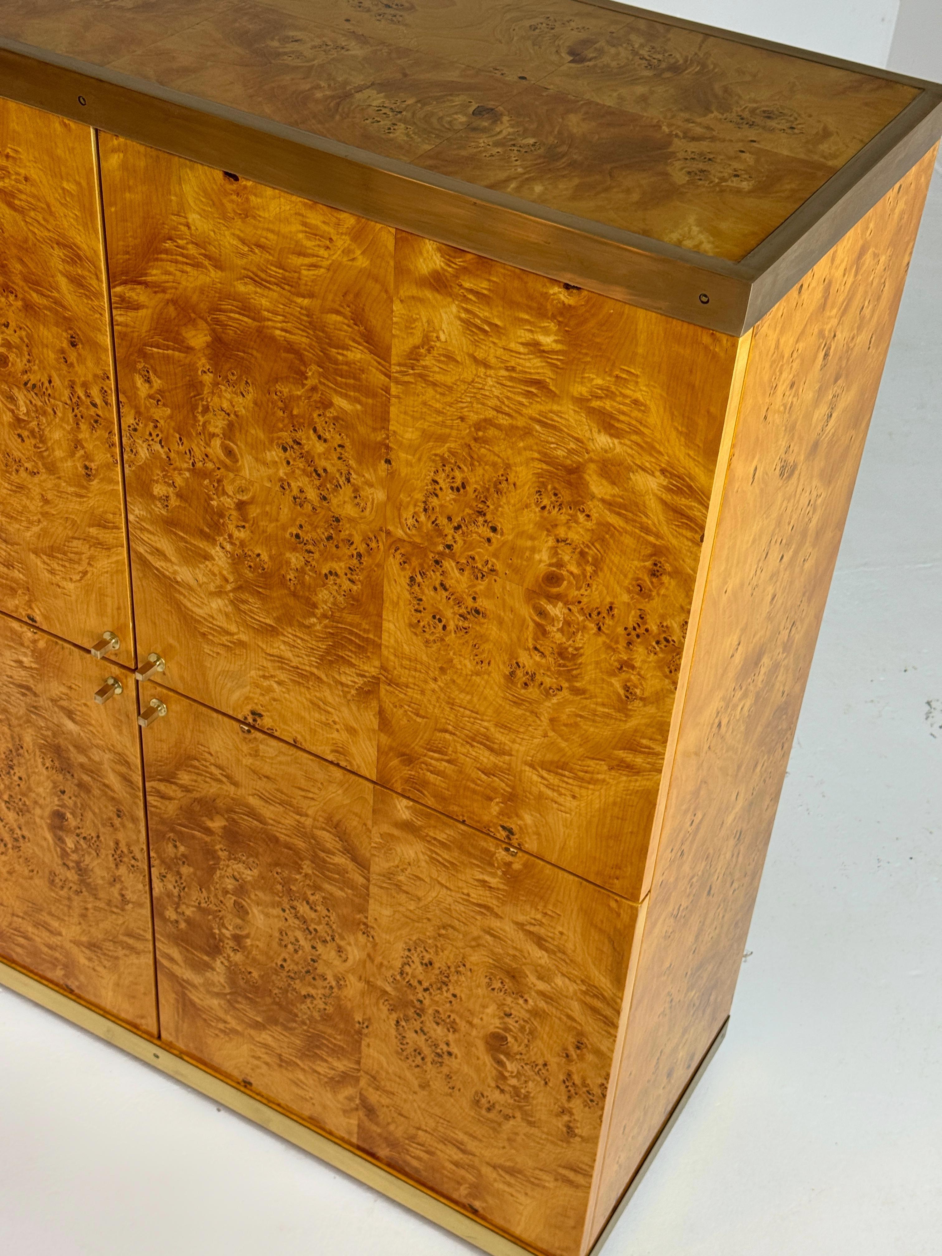 Exclusive lacquered burlwood and brass Bar Cabinet, 1970s In Excellent Condition For Sale In Sint-Niklaas, VOV