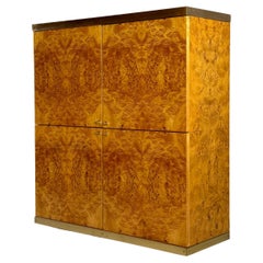 Exclusivo mueble bar de madera de arce lacada y latón, años 70