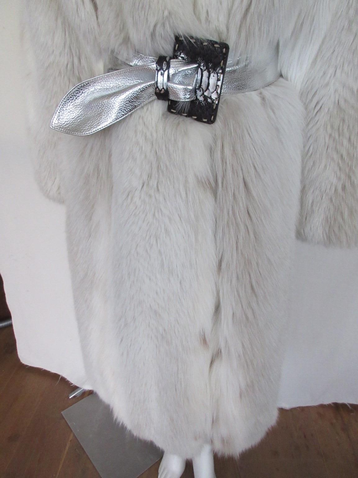Exclusive Long White Fox Fur Coat In Good Condition In Amsterdam, NL