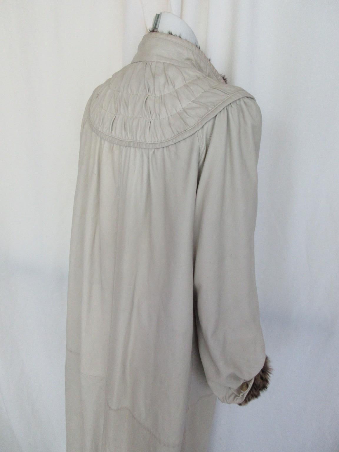 Manteau long réversible en cuir blanc et fourrure de panthère en vente 5