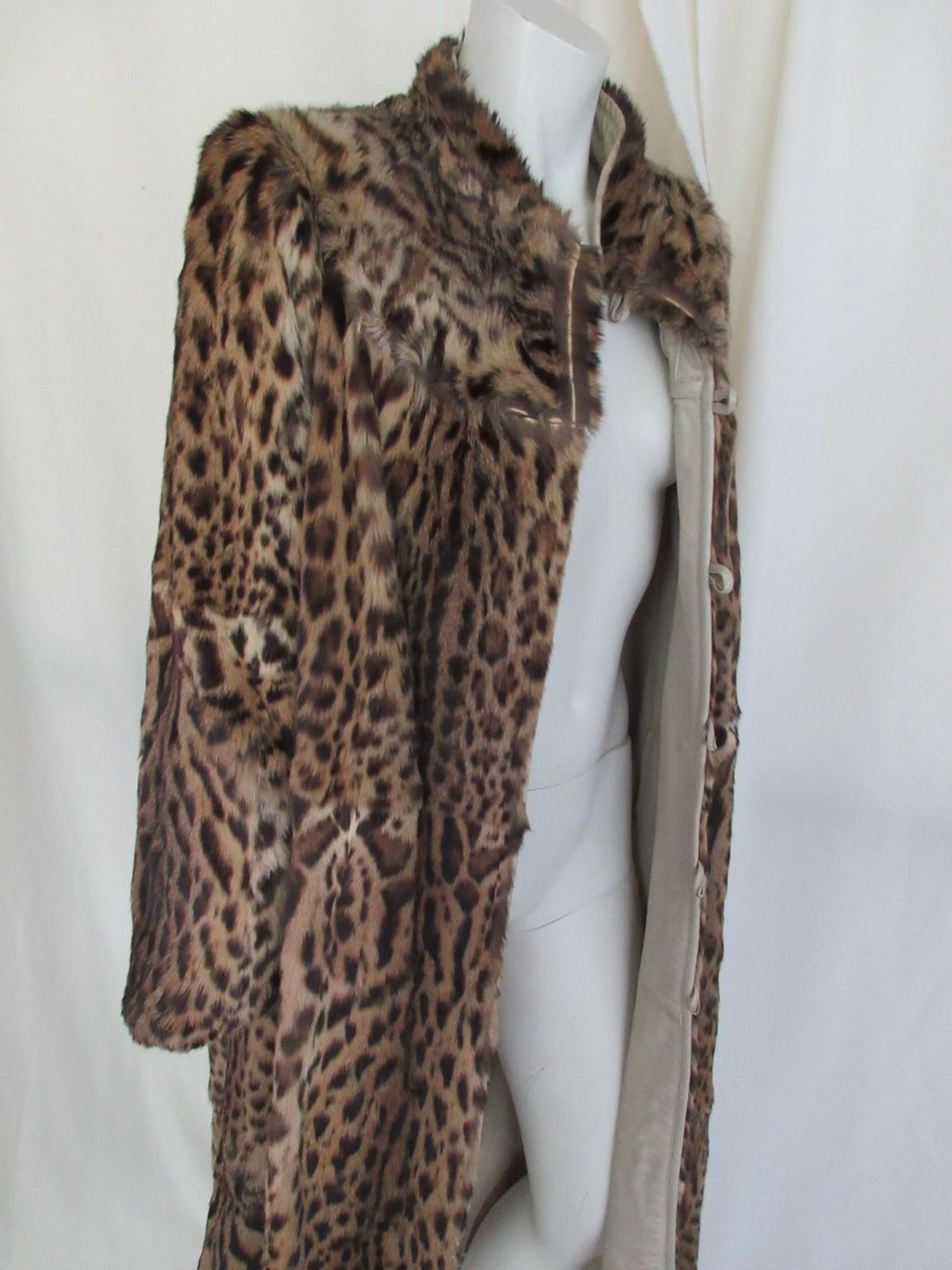 Manteau long réversible en cuir blanc et fourrure de panthère en vente 6