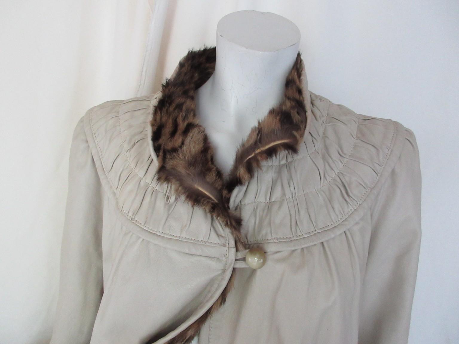 Rare manteau de fourrure d'ocelot réversible en cuir vintage

Nous proposons des manteaux de fourrure plus luxueux, voir notre boutique en avant-première.

Détails :
Cuir blanc/crème
2 poches sur le côté cuir et 2 poches sur le côté fourrure
5