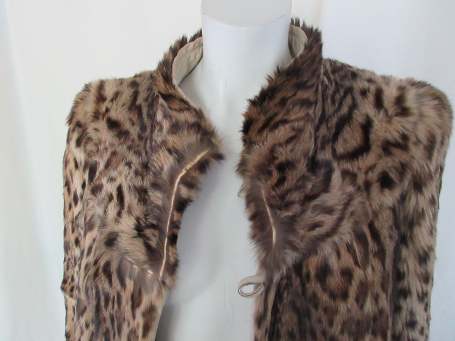 Gris Manteau long réversible en cuir blanc et fourrure de panthère en vente