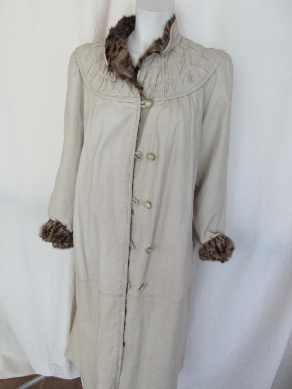 Manteau long réversible en cuir blanc et fourrure de panthère Bon état - En vente à Amsterdam, NL