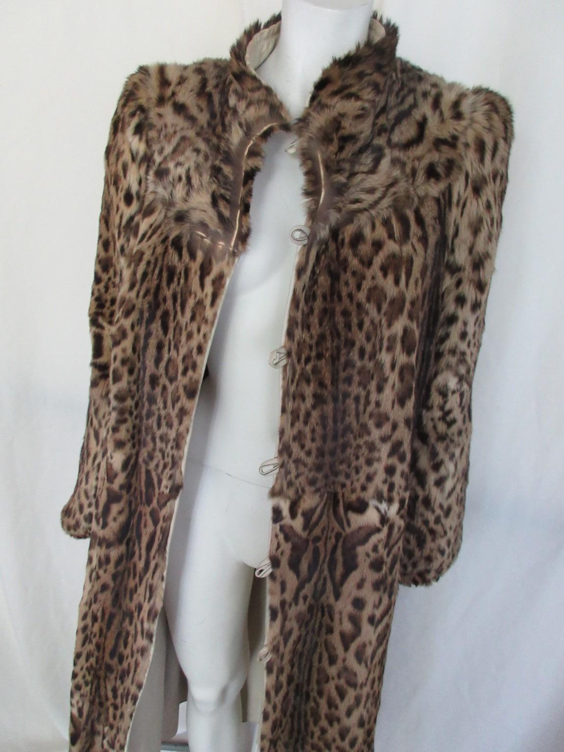 Manteau long réversible en cuir blanc et fourrure de panthère Unisexe en vente