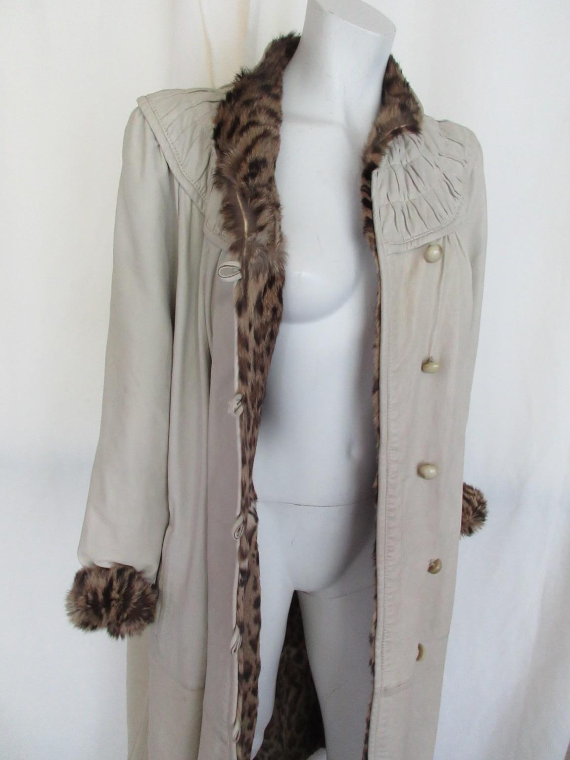 Manteau long réversible en cuir blanc et fourrure de panthère en vente 1