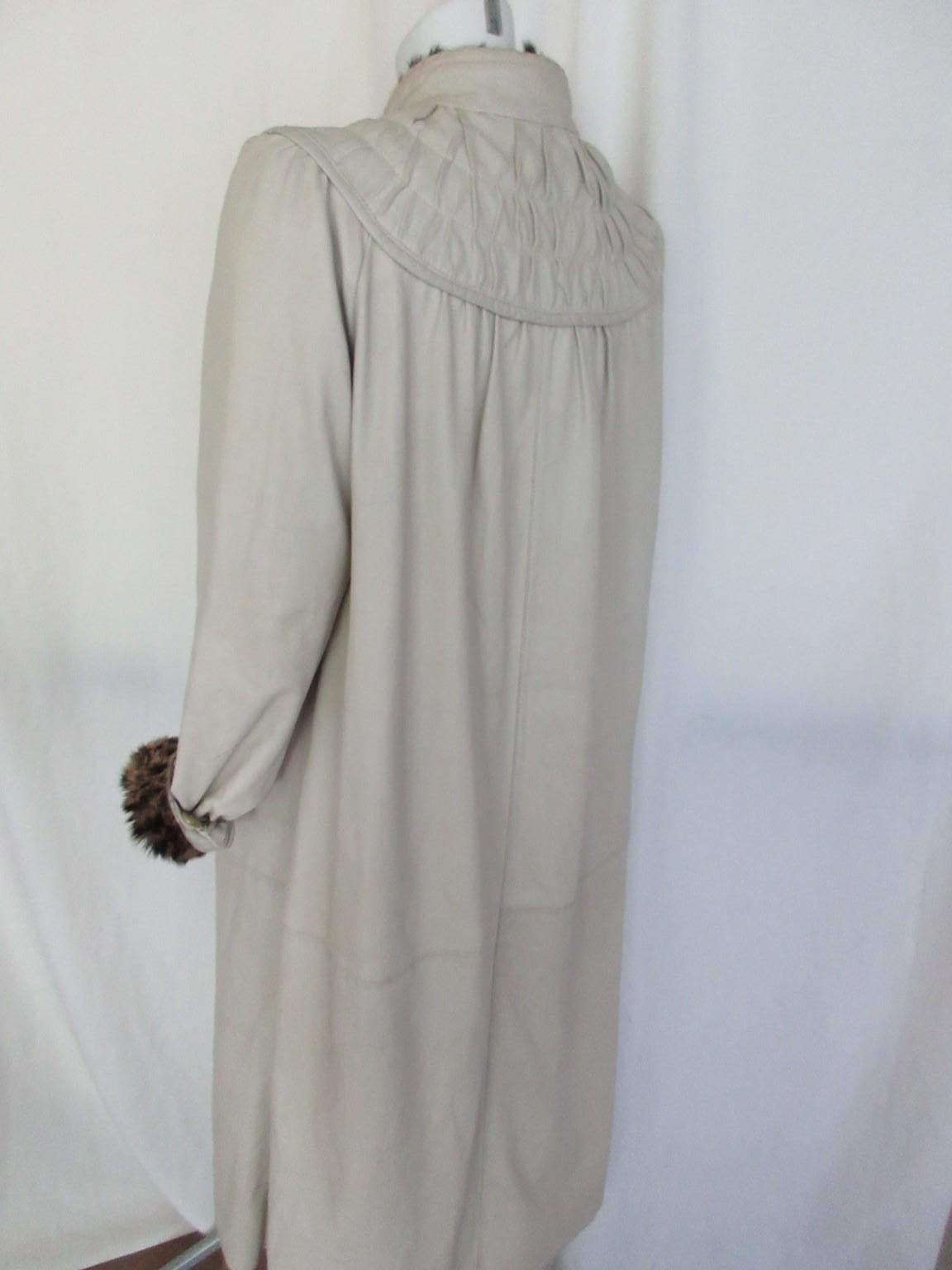 Manteau long réversible en cuir blanc et fourrure de panthère en vente 2