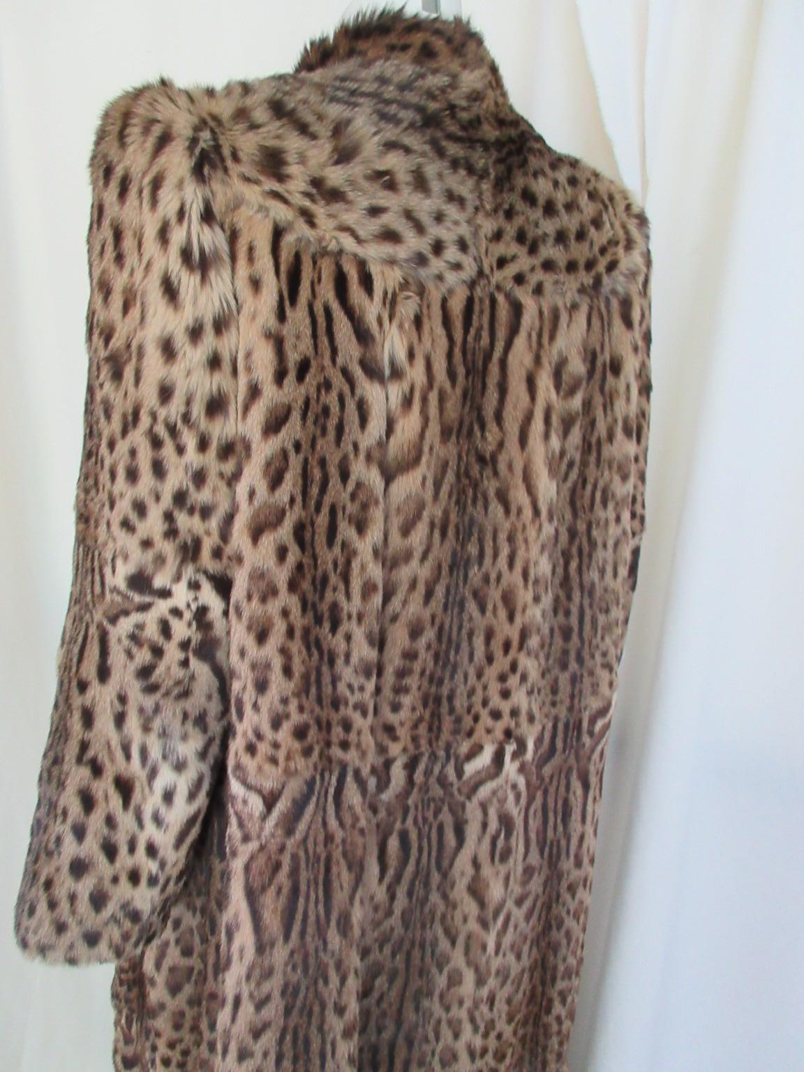Manteau long réversible en cuir blanc et fourrure de panthère en vente 3