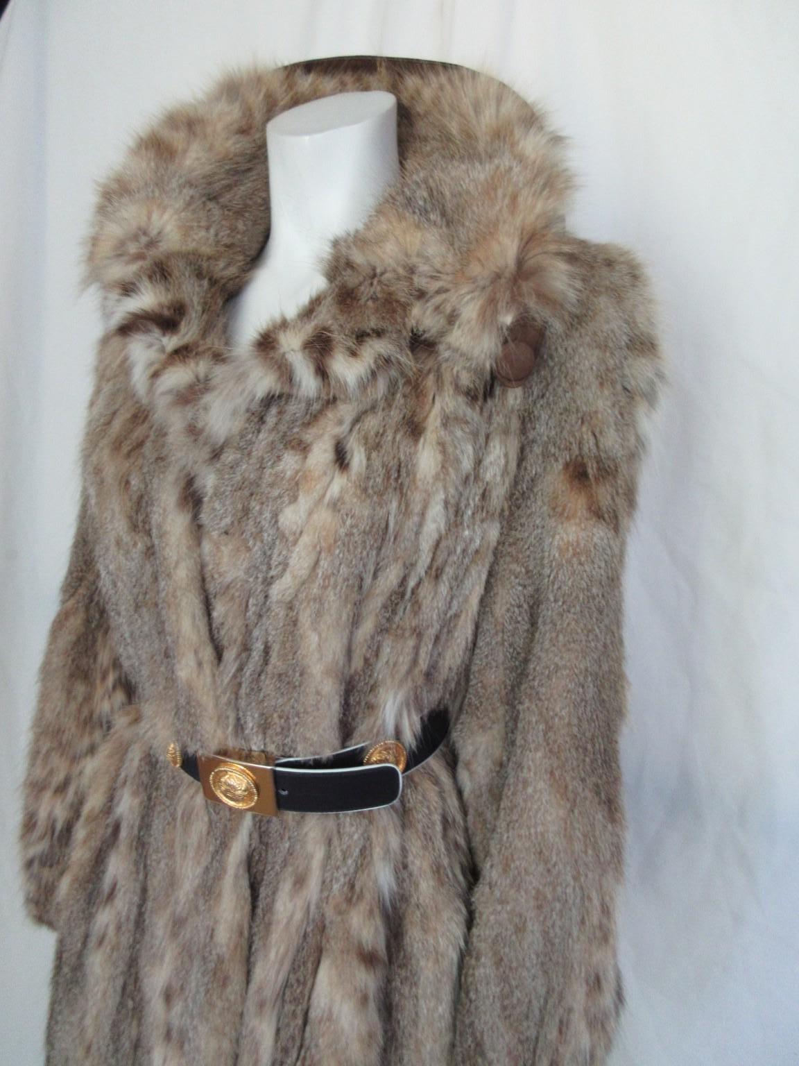 Bellissima pelliccia vintage naturel bobcat lynx molto elegante 

Offriamo altri articoli di pellicceria esclusivi, guarda il nostro negozio

Dettagli:
Con 2 tasche laterali, 1 tasca interna, bottone sul colletto e 3 ganci di chiusura.
Completamente