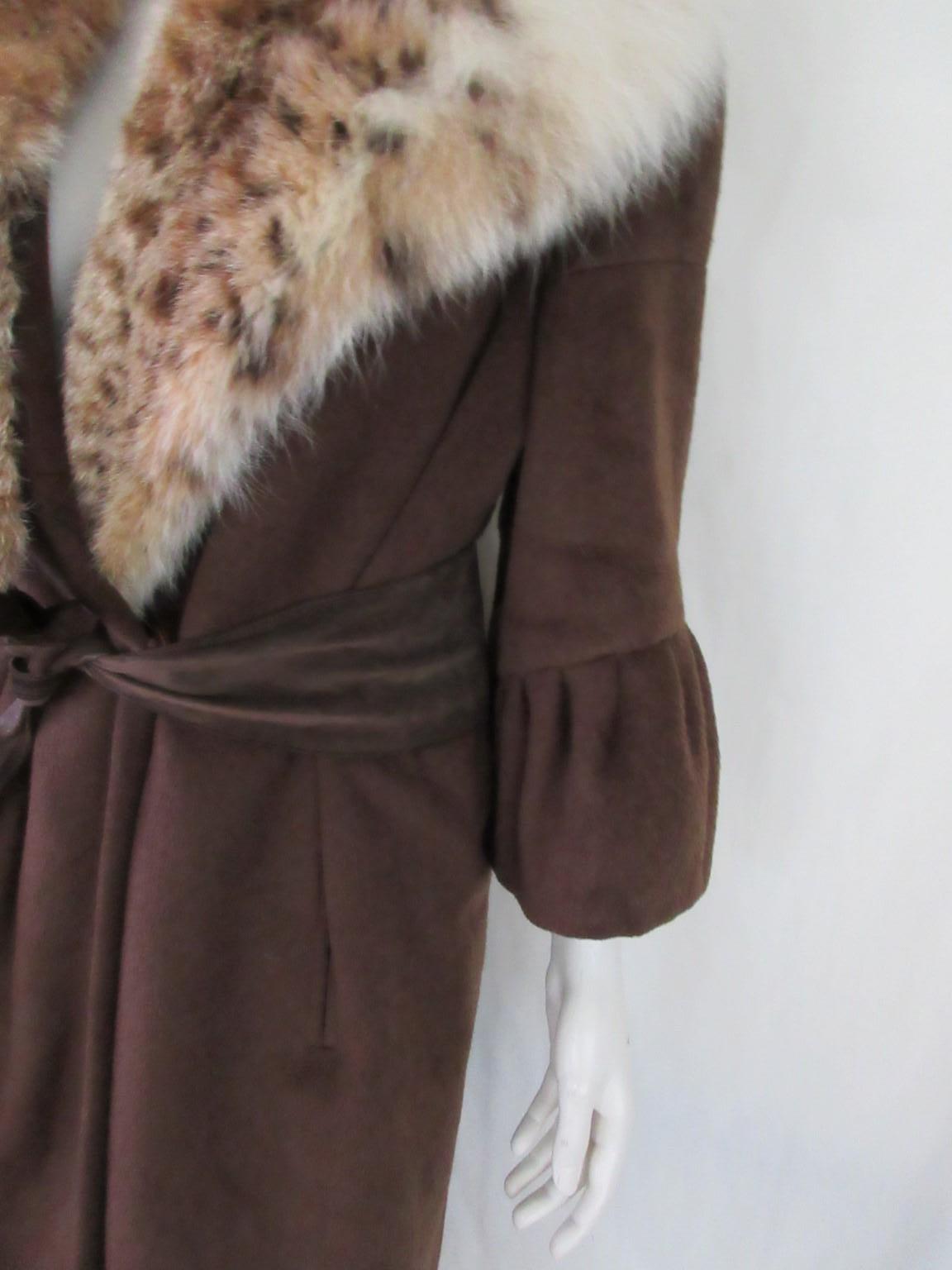 Beautiful vintage very stylish brown wool coat with luxurious lynx fur collar

We offer more exclusive fur items, view our front store

Details:
With 2 side pockets,
1 closing button
3/4 lenght sleeves
Fully lined 
loose brown belt
Size fits aprox.