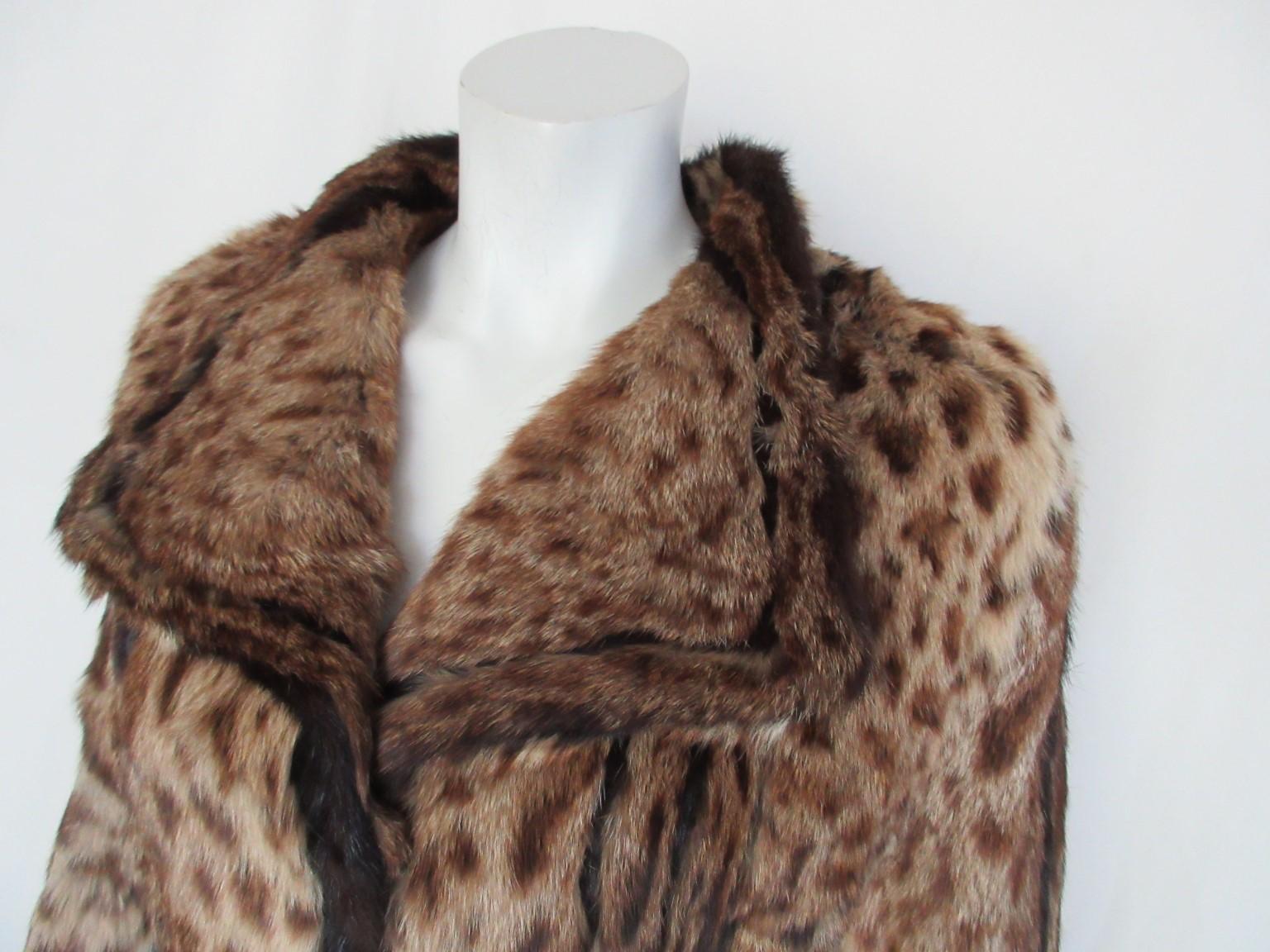 Beautiful very stylish vintage naturel bobcat lynx fur coat trimmed with brown mink fur 

We offer more exclusive fur items, view our front store

Details:
With 2 side pockets
and 2 closing hooks.
Fully lined 
Pre owned 
Rare to find
The belt on