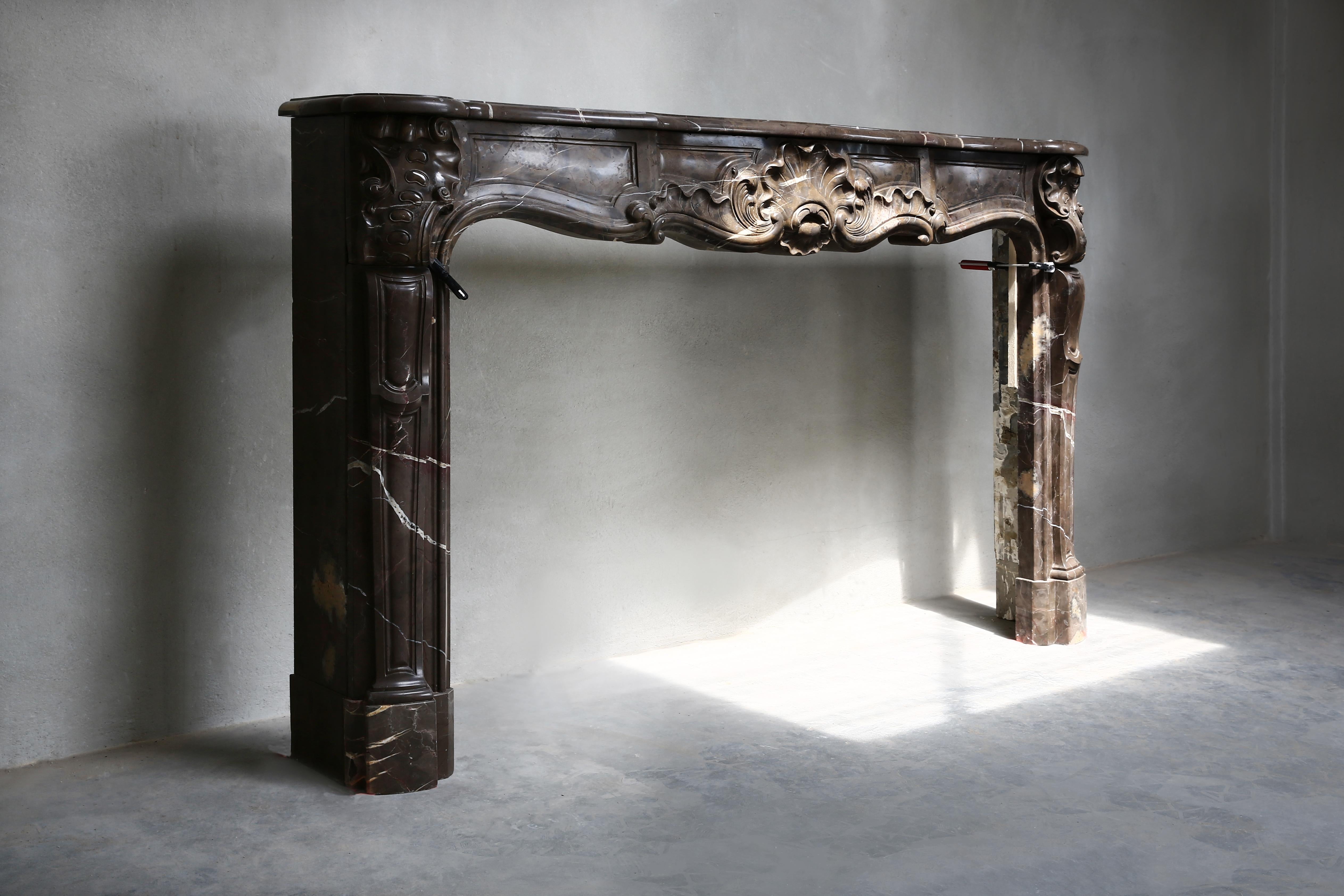 Exclusive Mantel of Marbre de Boulogne in Style of Louis XV In Good Condition For Sale In Made, NL