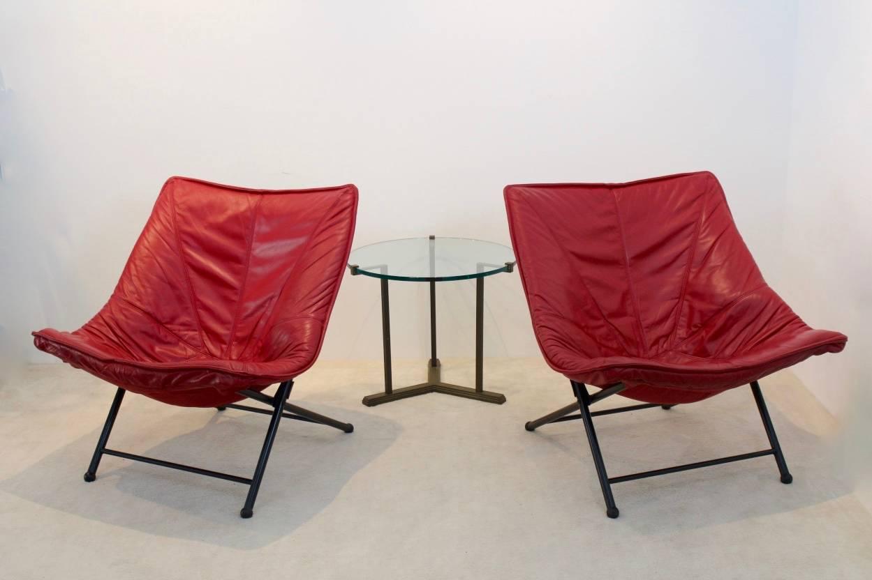 Fantastic set of midcentury easy chairs produced by Molinari and designed by Teun van Zanten in the 1970s. The chairs feature a stabile tubular black frame with very comfortable red leather upholstery with organic shape. The chairs are easy going as
